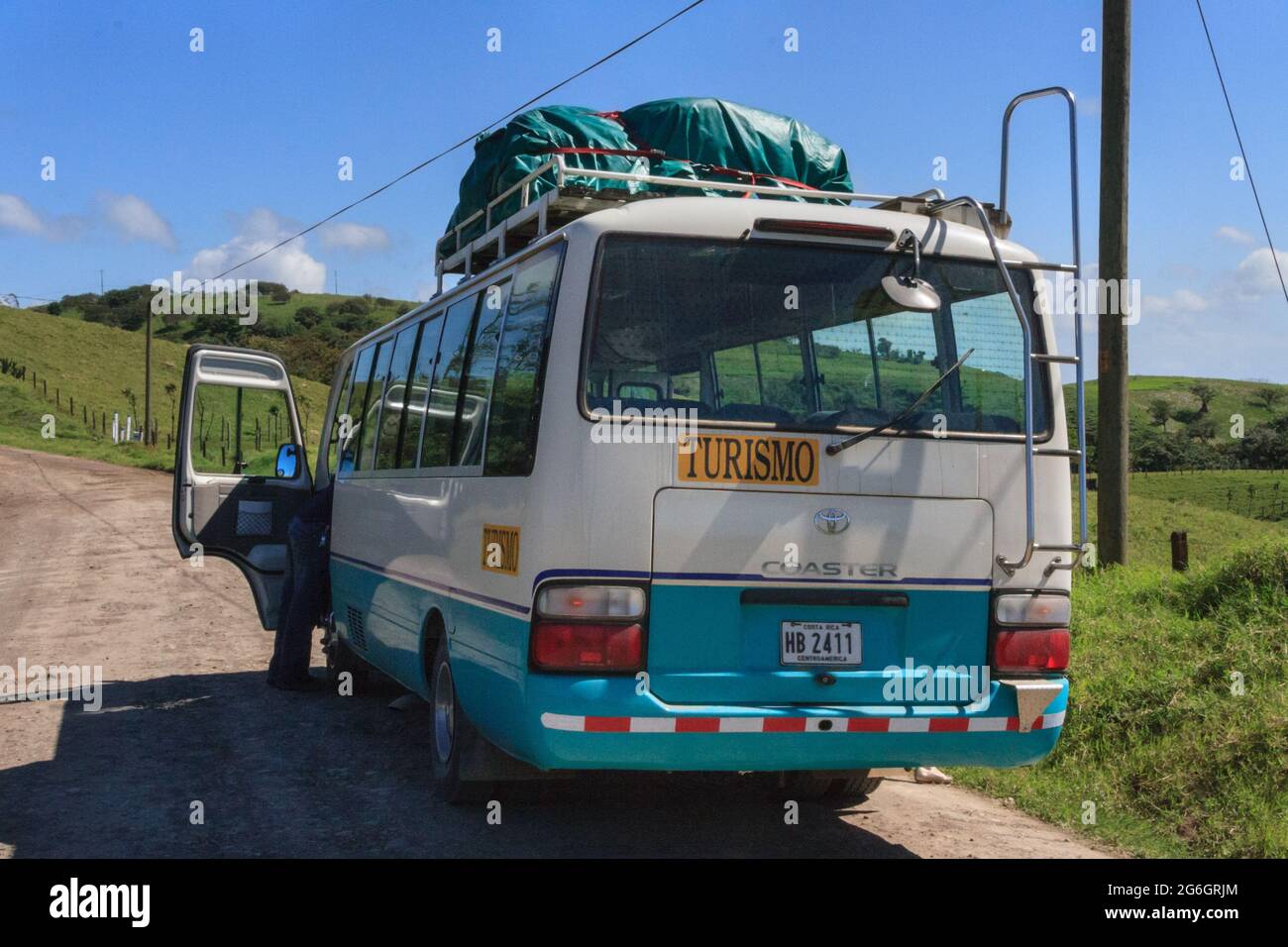 Touristenbus mit Gepäck auf dem Dach, Costa Rica Stockfoto