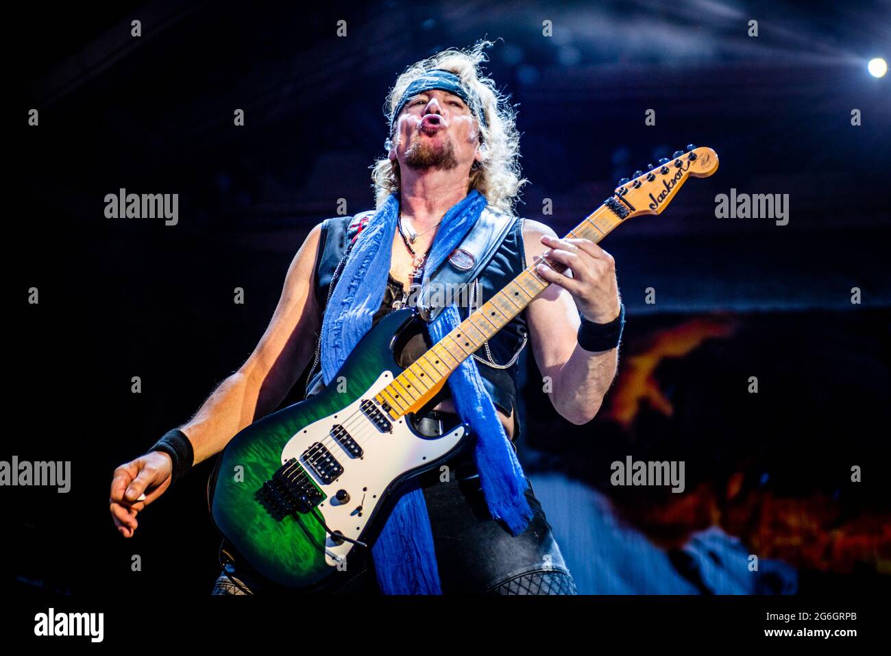 ZÜRICH, HALLENSTADION, SCHWEIZ: Adrian Smith, Gitarrist der britischen Band Iron Maiden, spielt live auf der Bühne im Hallenstadion in Zürich, für die „Legacy of Beast“ Welttournee 2018 Stockfoto