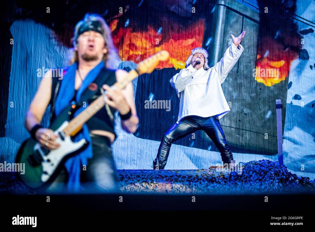 ZÜRICH, HALLENSTADION, SCHWEIZ: Adrian Smith (außer Fokus) und Bruce Dickinson (im Hintergrund), Gitarrist und Sänger der britischen Band Iron Maiden, treten live auf der Bühne des Hallenstadions in Zürich für die „Legacy of Beast“ Welttournee 2018 auf Stockfoto