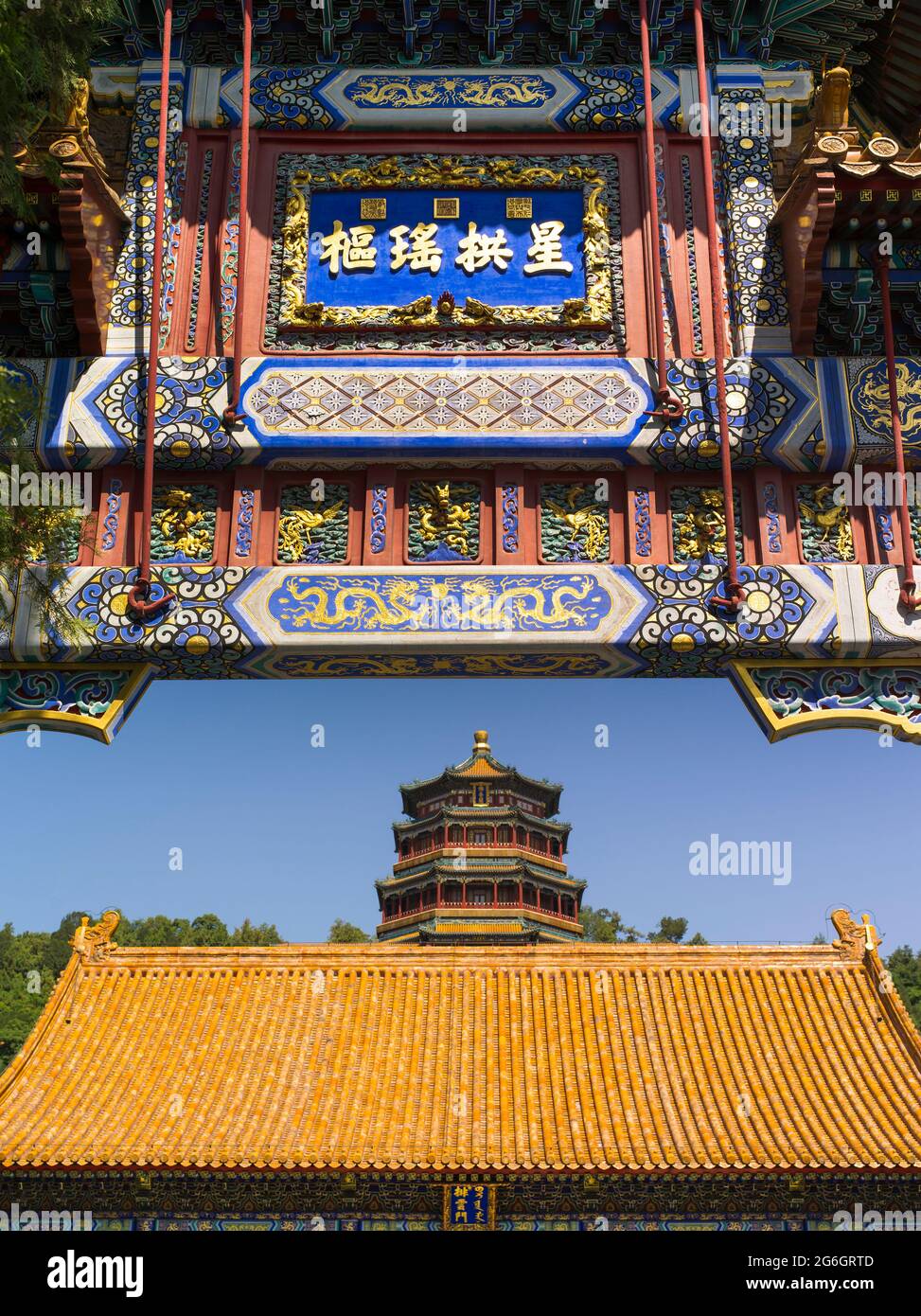Als symbolische Struktur im Sommerpalast wurde der Turm der buddhistischen Räucherstäbchen auf der Bergseite während der Herrschaft von Kaiser Qianlong errichtet. It Stockfoto