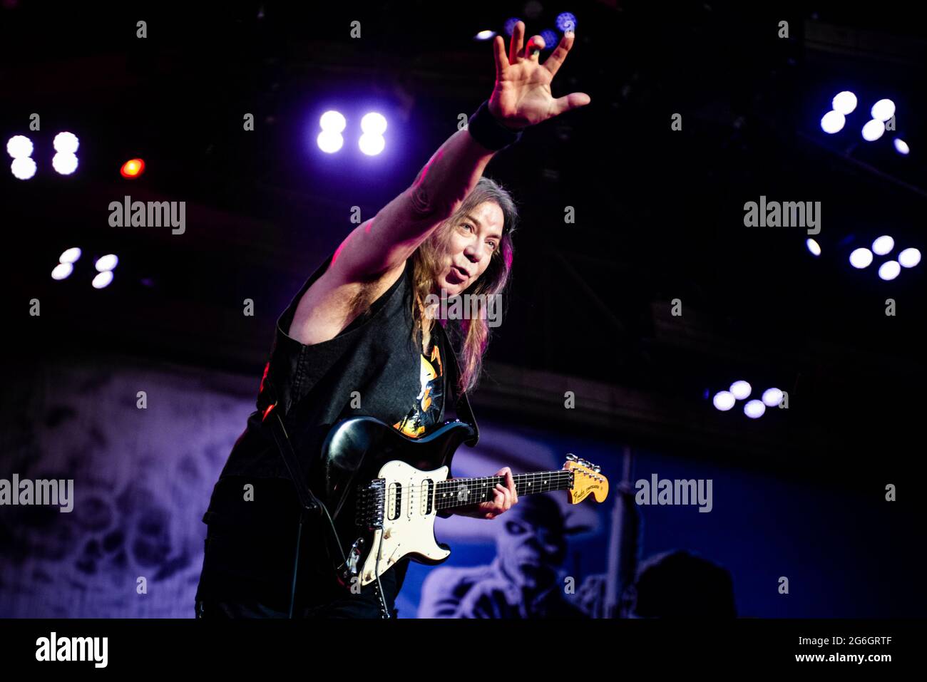 ZÜRICH, HALLENSTADION, SCHWEIZ: Dave Murray, Gitarrist der britischen Band Iron Maiden, spielt live auf der Bühne im Hallenstadion in Zürich, für die „Legacy of Beast“ Welttournee 2018 Stockfoto