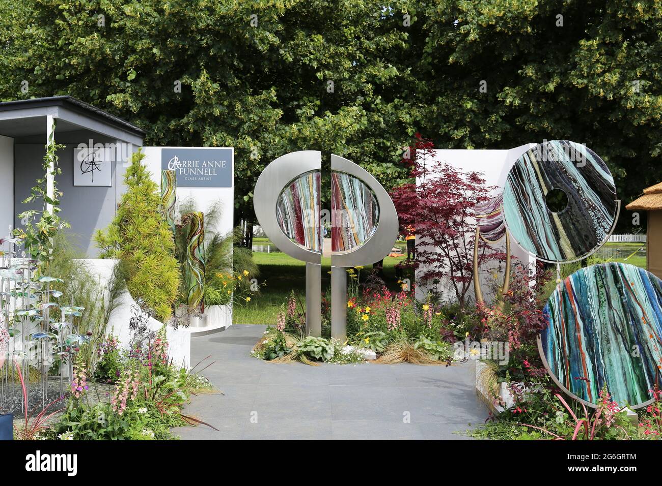Carrie Anne Trichter Glas, Messestand, RHS Hampton Court Palace Garden Festival 2021, Preview Day, 5. Juli 2021, London, England, VEREINIGTES KÖNIGREICH Stockfoto