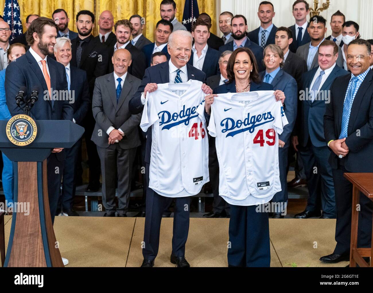 US-Präsident Joe Biden und Vizepräsident Kamala Harris halten Los Angeles Dodger Baseballtrikots während einer Zeremonie zu Ehren des Teams im East Room im Weißen Haus am 2. Juli 2021 in Washington, D.C., hoch.die Dodgers gewannen die World Series 2020. Stockfoto