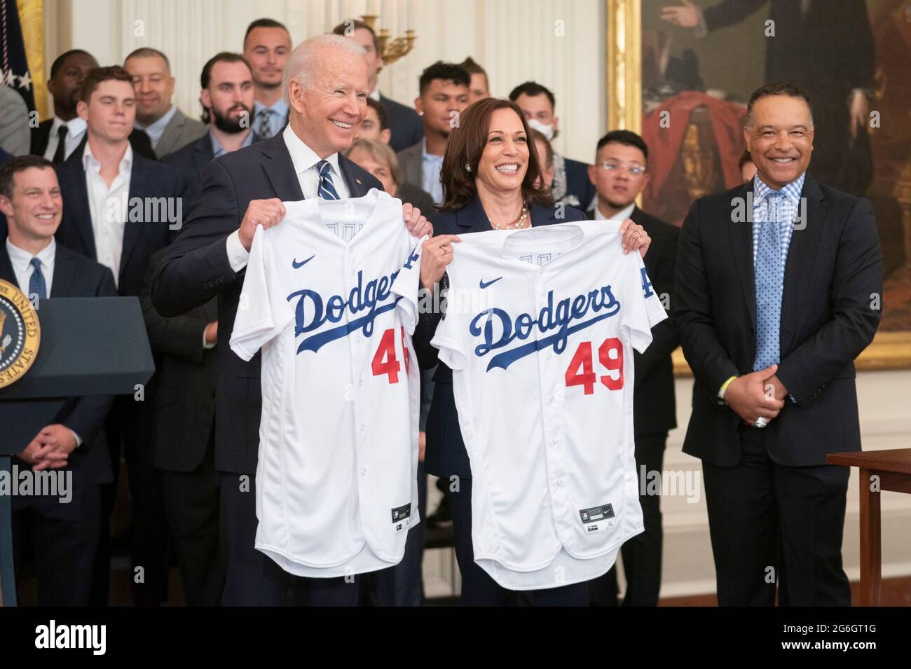 US-Präsident Joe Biden und Vizepräsident Kamala Harris halten Los Angeles Dodger Baseballtrikots während einer Zeremonie zu Ehren des Teams im East Room im Weißen Haus am 2. Juli 2021 in Washington, D.C., hoch.die Dodgers gewannen die World Series 2020. Stockfoto
