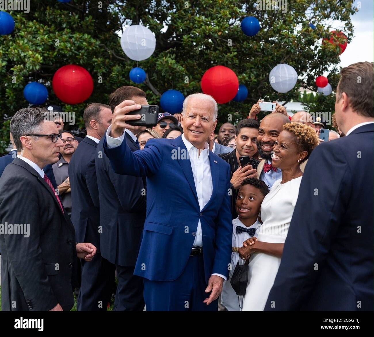 US-Präsident Joe Biden macht ein Selfie mit Gästen während der Feierlichkeiten zum Unabhängigkeitstag auf dem South Lawn im Weißen Haus am 4. Juli 2021 in Washington, D.C. Stockfoto