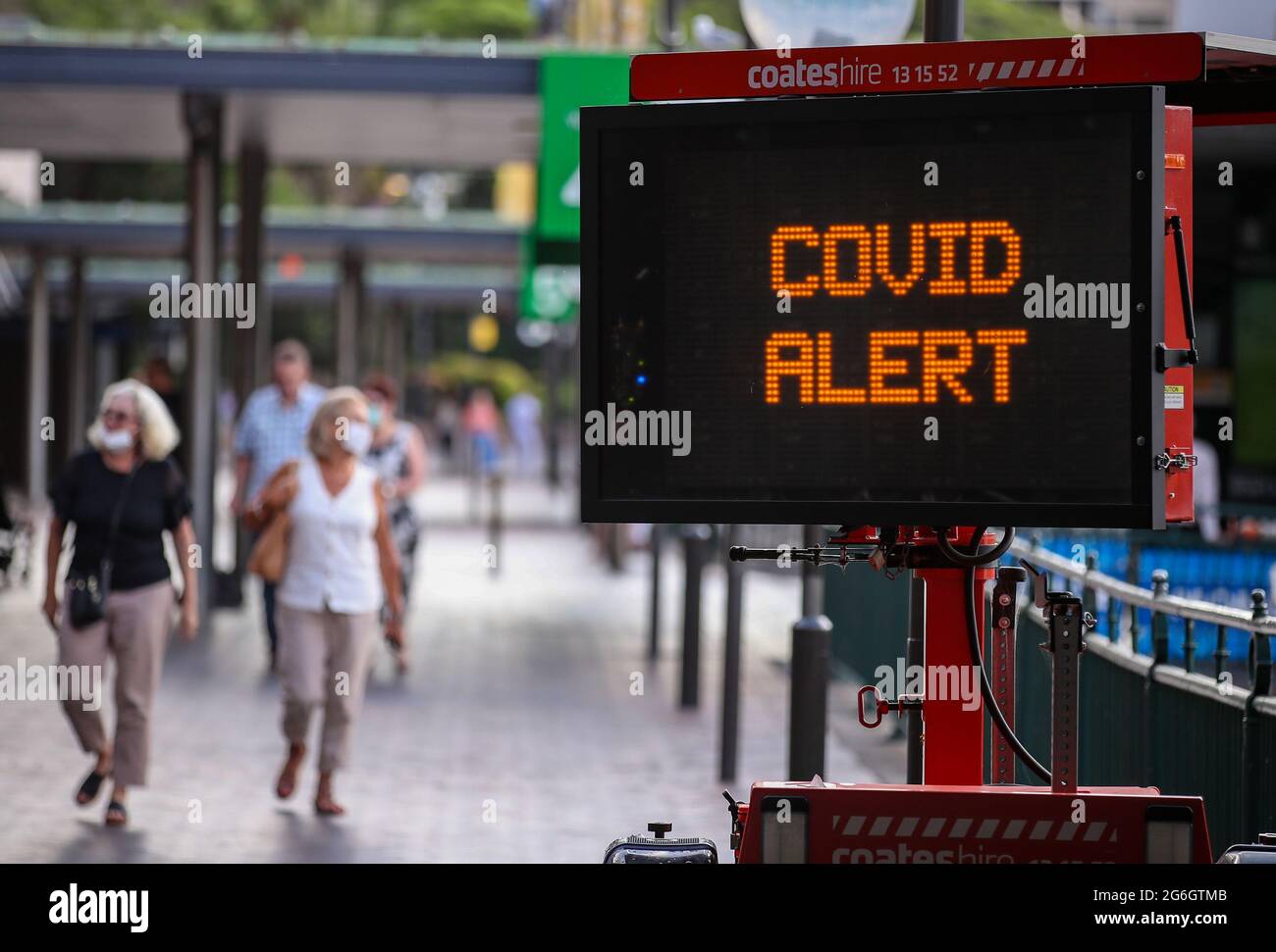 Sydney. Januar 2021. Das am 14. Januar 2021 aufgenommene Foto zeigt eine Tafel mit der Aufschrift „COVID ALERT“ in der Nähe des Opernhauses von Sydney in Sydney, Australien. Der Frieden für Aussies wurde erneut gestört, nachdem die Delta-Variante Mitte Juni die bevölkerungsreichste Stadt des Landes in Sydney getroffen hatte. Im Juni 25, kurz nachdem Australiens zweitbevölkerungsreichste Stadt Melbourne ihre Sperre beendet hatte, beschlossen die Behörden im Bundesstaat New South Wales (NSW), Sydney in den Hafen zu sperren. UM MIT 'Feature: COVID-19 Comeback sperrt freien temperamentvollen Aussies zu Hause' zu GEHEN Kredit: Bai Xuefei/Xinhua/Alamy Live News Stockfoto