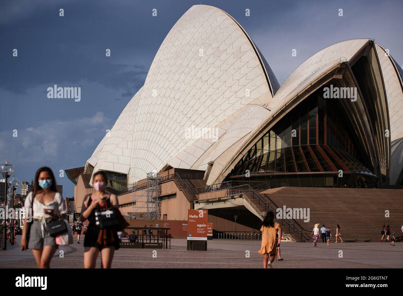 Sydney. Januar 2021. Die am 14. Januar 2021 aufgenommene Datei zeigt Menschen, die am Opernhaus von Sydney in Sydney, Australien, vorbeigehen. Der Frieden für Aussies wurde erneut gestört, nachdem die Delta-Variante Mitte Juni die bevölkerungsreichste Stadt des Landes in Sydney getroffen hatte. Im Juni 25, kurz nachdem Australiens zweitbevölkerungsreichste Stadt Melbourne ihre Sperre beendet hatte, beschlossen die Behörden im Bundesstaat New South Wales (NSW), Sydney in den Hafen zu sperren. UM MIT 'Feature: COVID-19 Comeback sperrt freien temperamentvollen Aussies zu Hause' zu GEHEN Kredit: Bai Xuefei/Xinhua/Alamy Live News Stockfoto