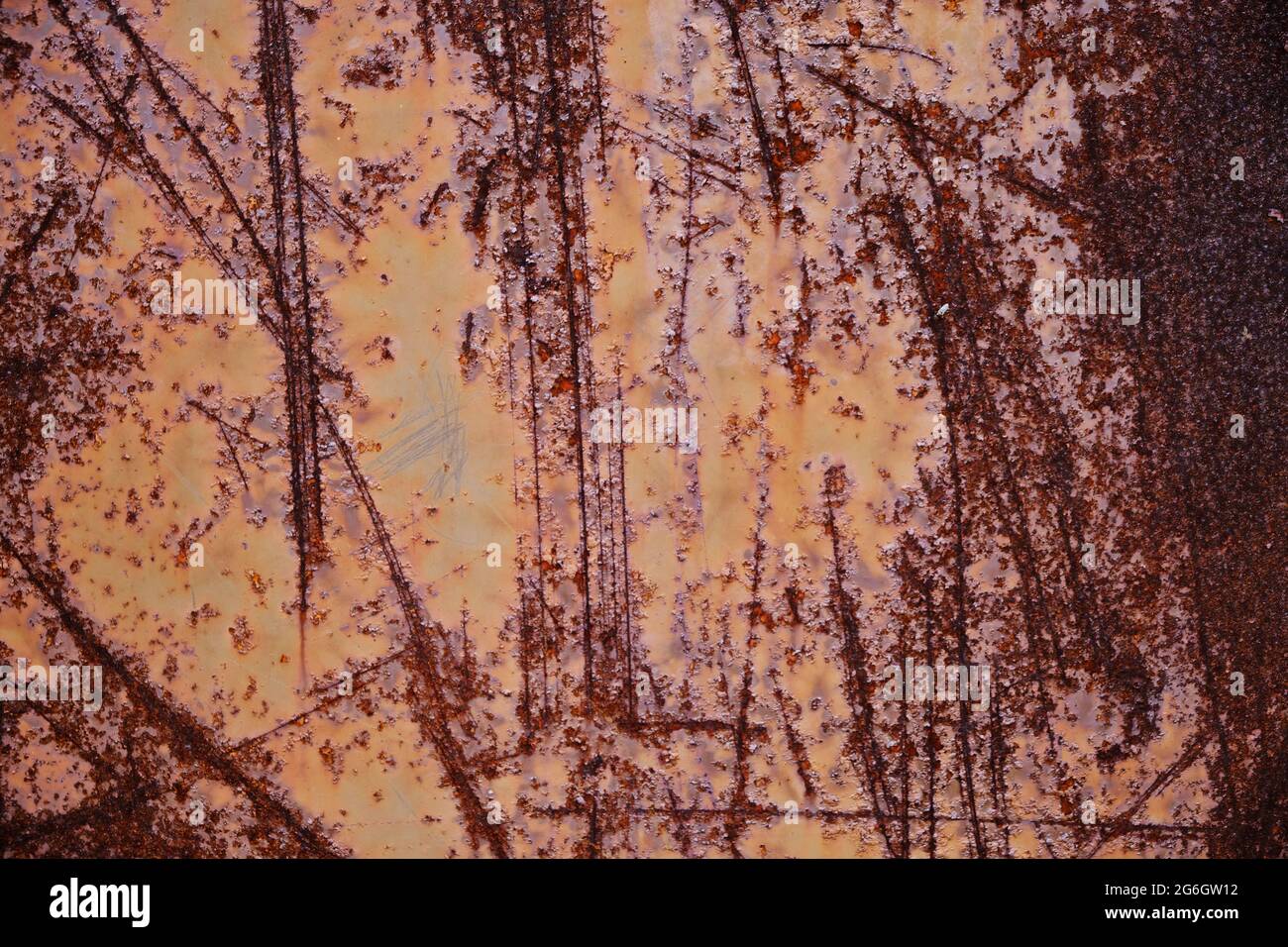 Hintergrund, Textur eines rostigen zerkratzten Metallblechs Stockfoto