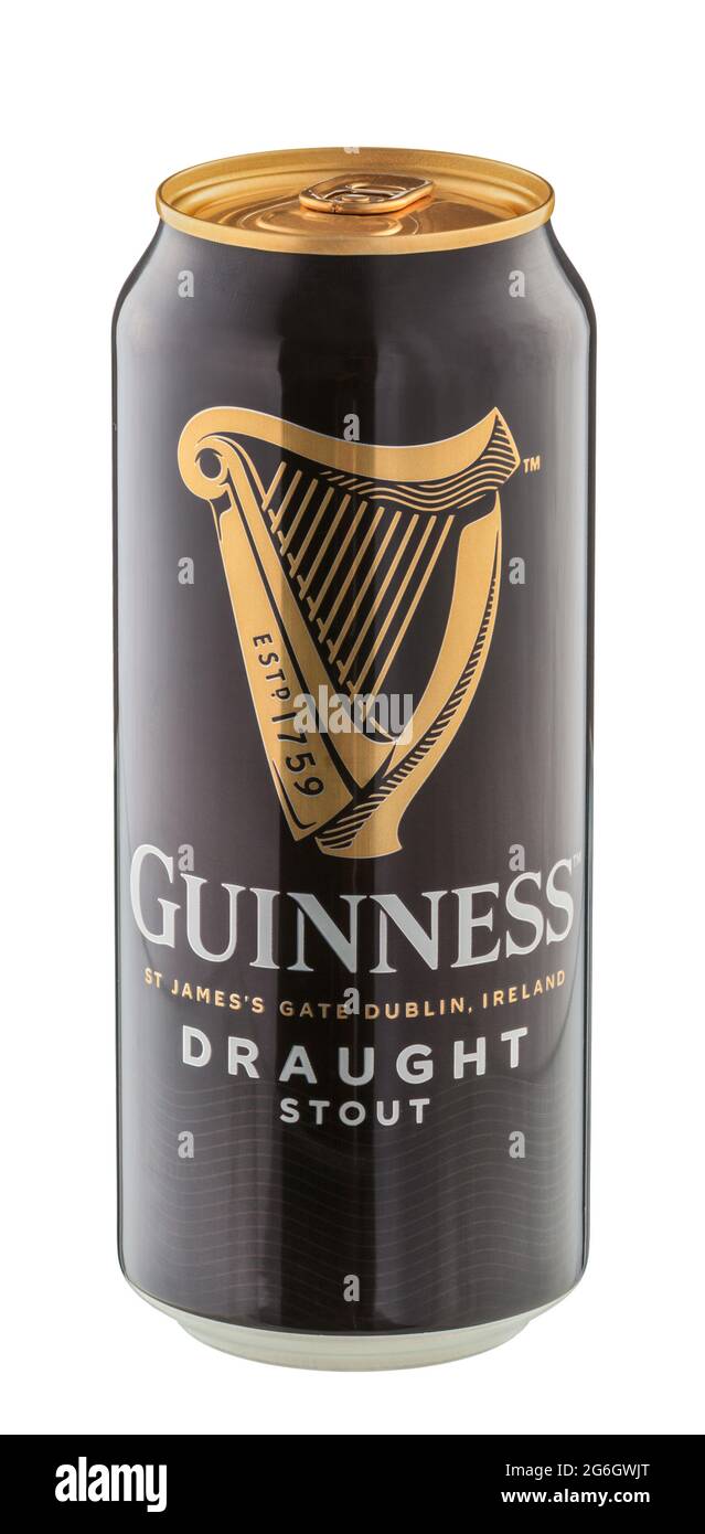 Dose Guinness Bier steht auf transparentem Glastisch isoliert auf weißem Hintergrund - Wolgograd, Russland - 03. Juni 2021. Stockfoto