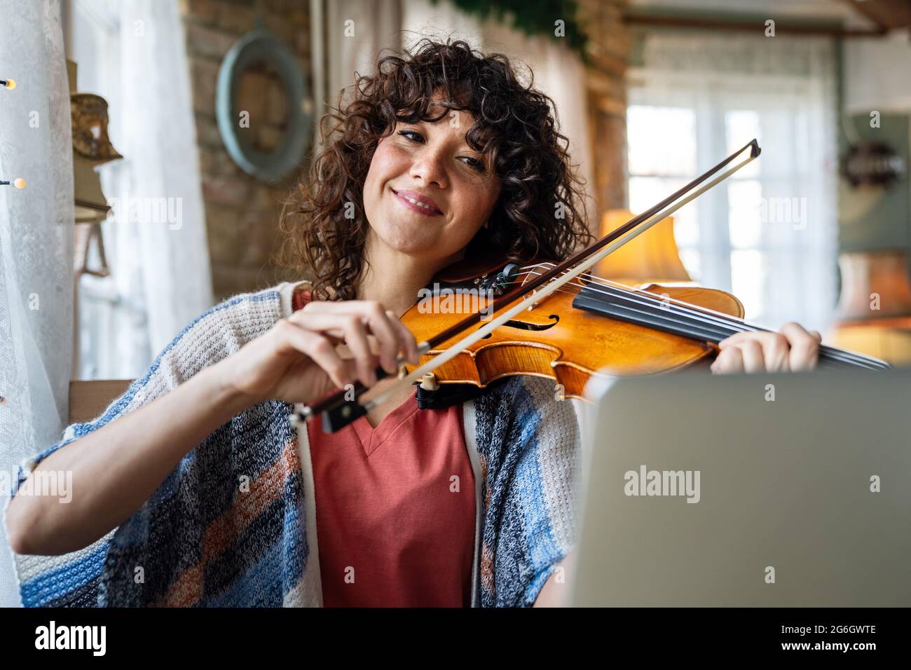 Violin Play Playing Music Stockfotos und -bilder Kaufen - Seite 5 - Alamy