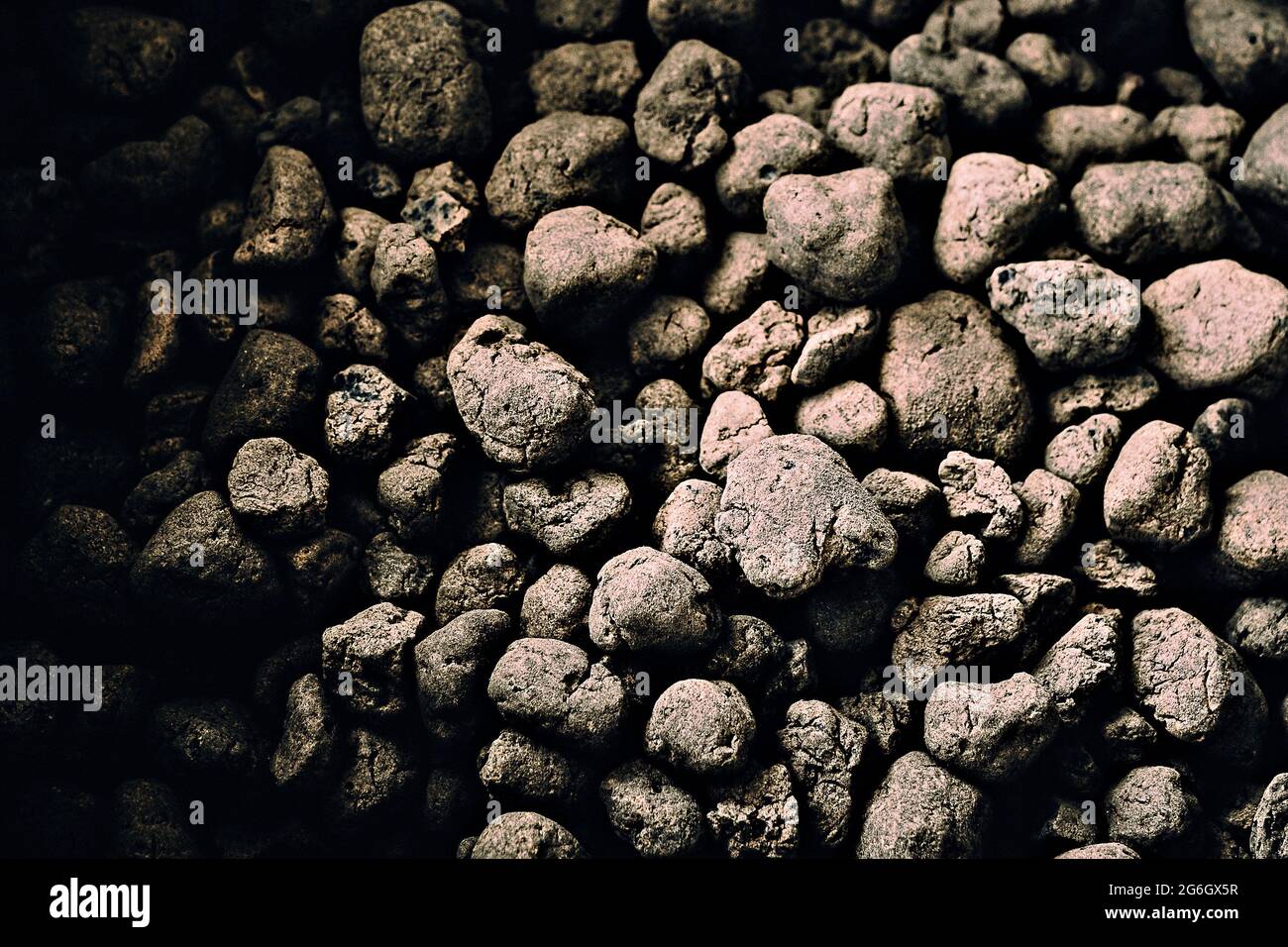 Natürlicher Hintergrund mit Kopierraum. Selektives Fokusfoto von Blähton als Hintergrund Stockfoto