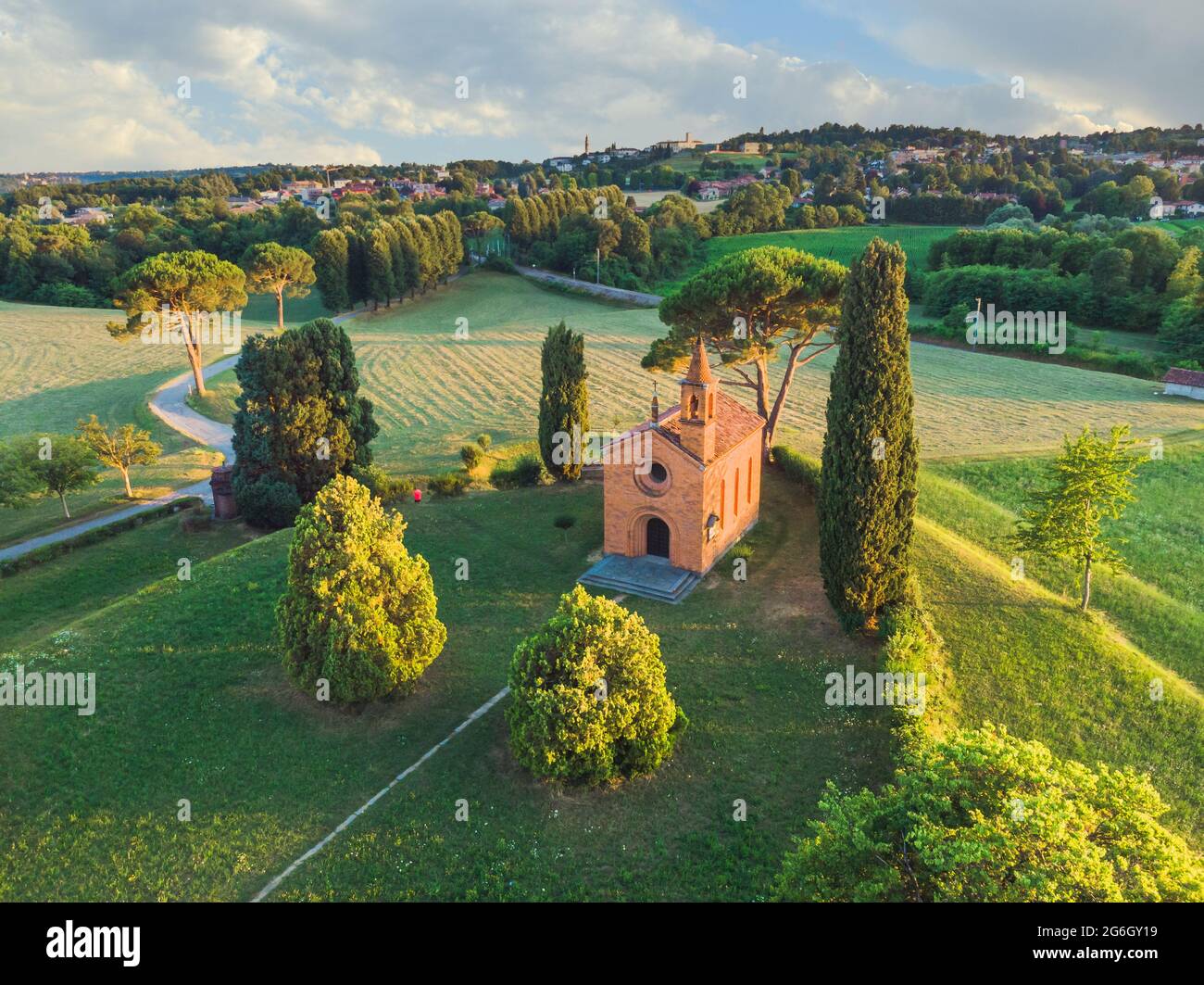 Schöne ländliche Szene auf Italien mit einer alten roten Kirche. Entdecken Sie die Schönheit der Erde.Pomelasca, Lombardei, Italien, Europa. Stockfoto