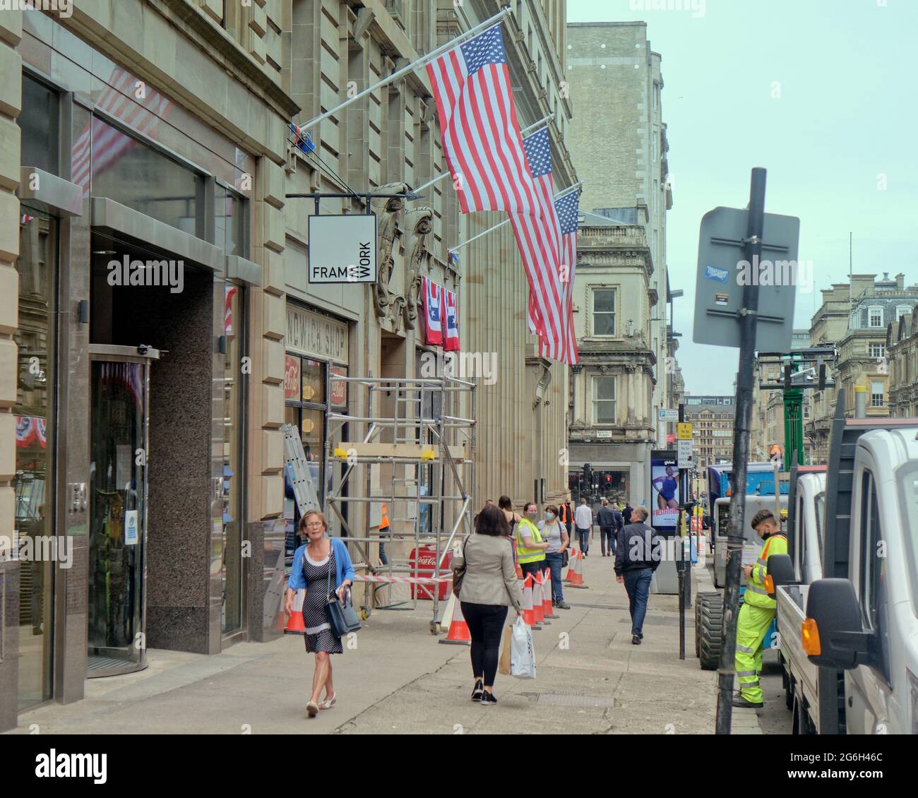 Glasgow, Schottland, Großbritannien, 6. Juli 2021. UK Weather: Letzte Vorbereitungen für die Dreharbeiten in der St vincent Street für die Dreharbeiten zum Mystery Blockbuster, der ein Vermögen gekostet hat, den Standort im Stadtzentrum entlang seiner Länge vorzubereiten und die Kameras morgen einzuziehen. Amerikanische Flaggen und Präsidentenanstacheln auf der New yorker Architektur mit der Umwandlung von lokalen Geschäften in manhattan hat zu Spekulationen über den indiana jones-Film geführt, aber das neueste Gerücht ist, dass das neue Fledermaus-Handy aufgrund der Größe von die Länge der Straße hochlaufen wird Die Lage. Quelle: Gerard Ferry/Alamy Live News Stockfoto