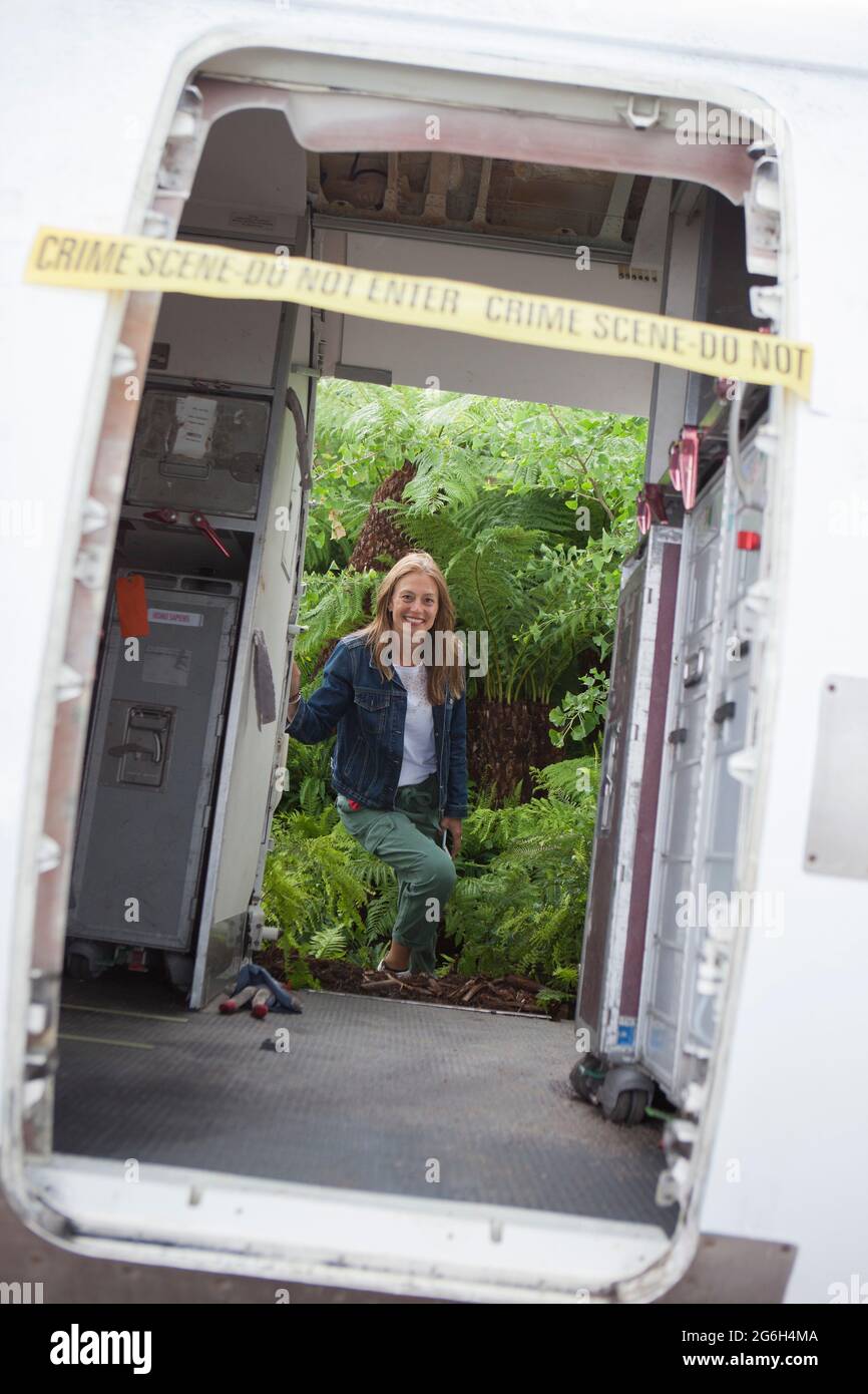 Hampton Court, Surrey, 6. Juli 2021: Felicity O'Rourke, Designerin des Showgartens „Crashed Plane“ bei der RHS Hampton Court Palace Garden Show. Das Flugzeug, das als Aussterben bezeichnet wird, ist in einem Weizenfeld abgestürzt und repräsentiert zerstörerische Monokultur-Landwirtschaft, während durch die Flugzeugtür ein Urwald sichtbar ist, der den natürlichen Reichtum der Erde repräsentiert. Rachel Royse/Alamy Live News Stockfoto