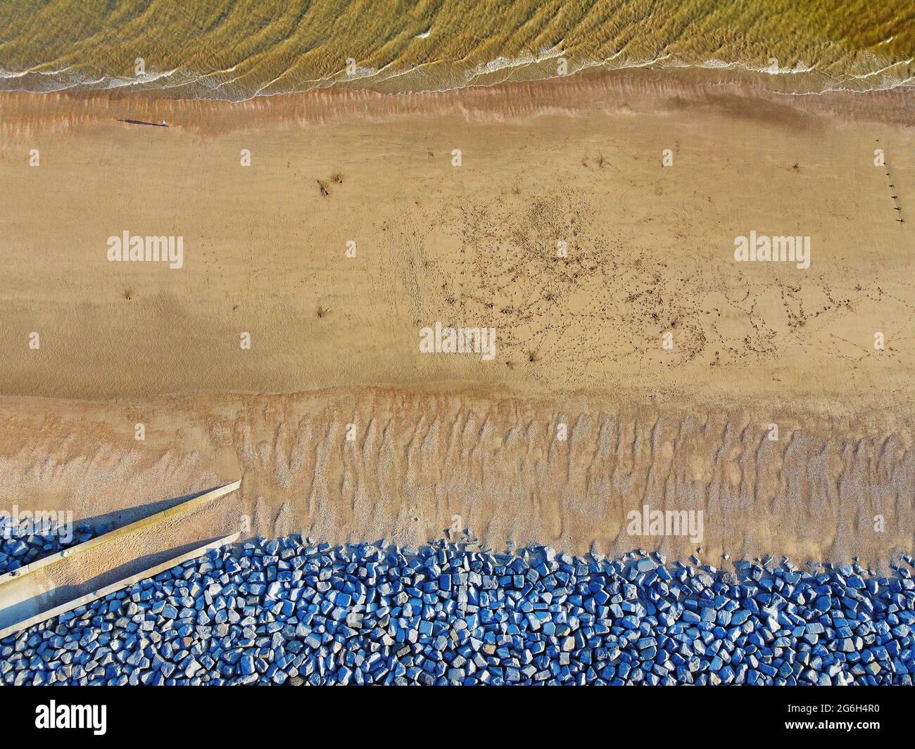 Die sandige Küste bei Broomhill Sands, Camber in Rye, East Sussex von Drohne aufgenommen. Zeigt auch die verstärkte Verteidigung des Meeres. Stockfoto