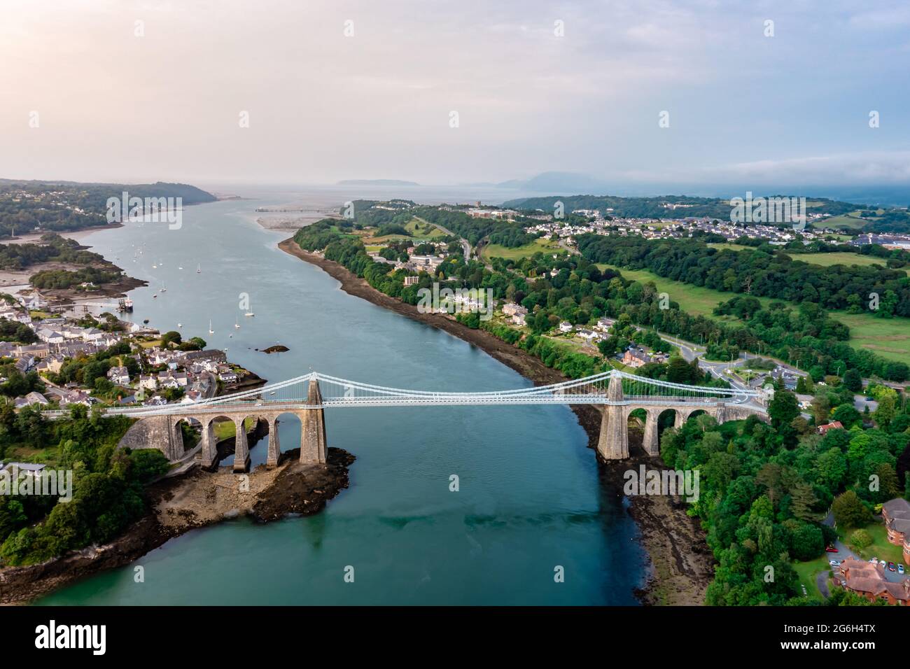 Luftaufnahme von Telford's Hängebrücke über die Menai Starights - Wales, Großbritannien. Stockfoto