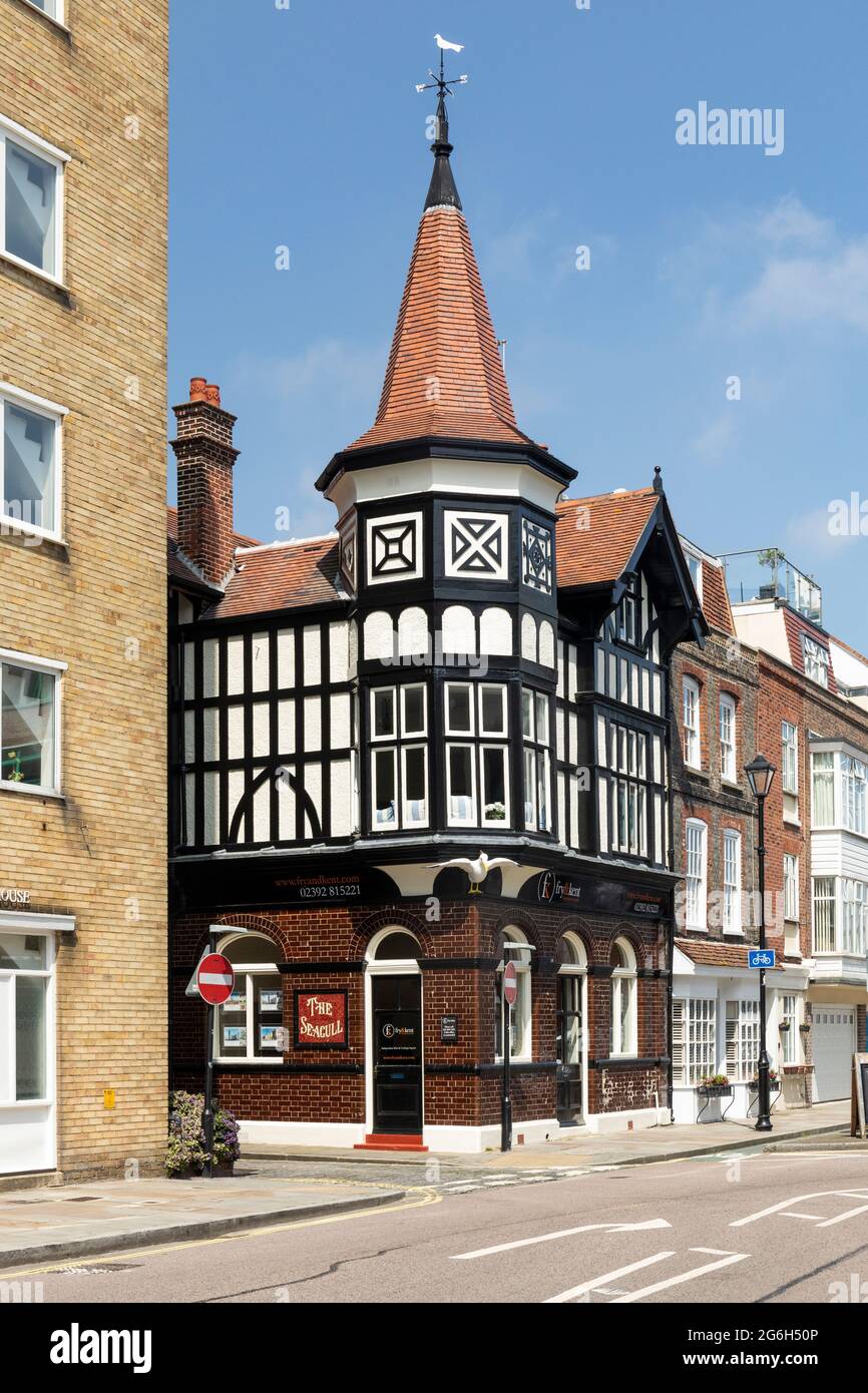 The Seagull Pub wurde 1970 geschlossen und ist heute ein Immobilienmakler Büros, Broad Street, Old Portsmouth, Hampshire, England Großbritannien Stockfoto