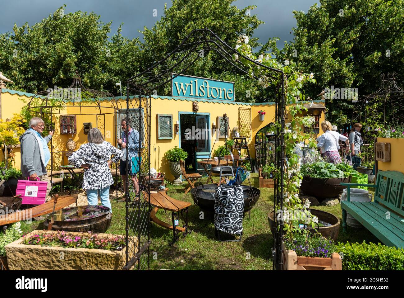 London, Großbritannien. 6. Juli 2021. Der Wilstone-Stand. Das neu terminierte RHS Hampton Court Palace Garden Festival wird der Öffentlichkeit zugänglich gemacht. Die größte Blumenschau der Welt wurde 2020 aufgrund der anhaltenden Coronavirus-Pandemie abgesagt und umfasst Gärten von inspirierenden Designern, Promi-Talks, Demonstrationen und Workshops. Besucher der Show müssen die Covid-19-Protokolle beachten. Kredit: Stephen Chung / Alamy Live Nachrichten Stockfoto