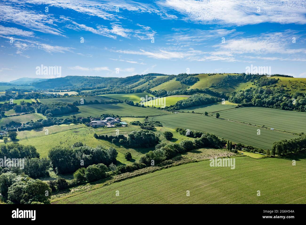 Eine Drohnenansicht der South Downs in West Sussex unter blauem Himmel mit Agricul Stockfoto