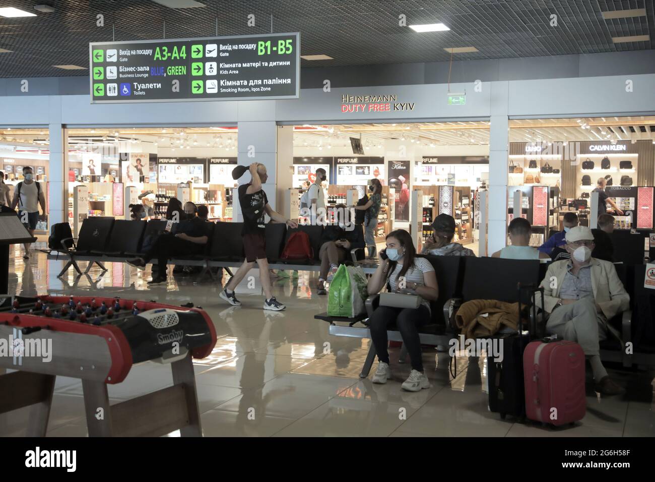 KIEW, UKRAINE - 24. JUNI 2021 - Passagiere übernachten in der Lobby des Internationalen Flughafens Igor Sikorsky Kiew (Zhuliany), Kiew, der Hauptstadt der Ukraine. Stockfoto