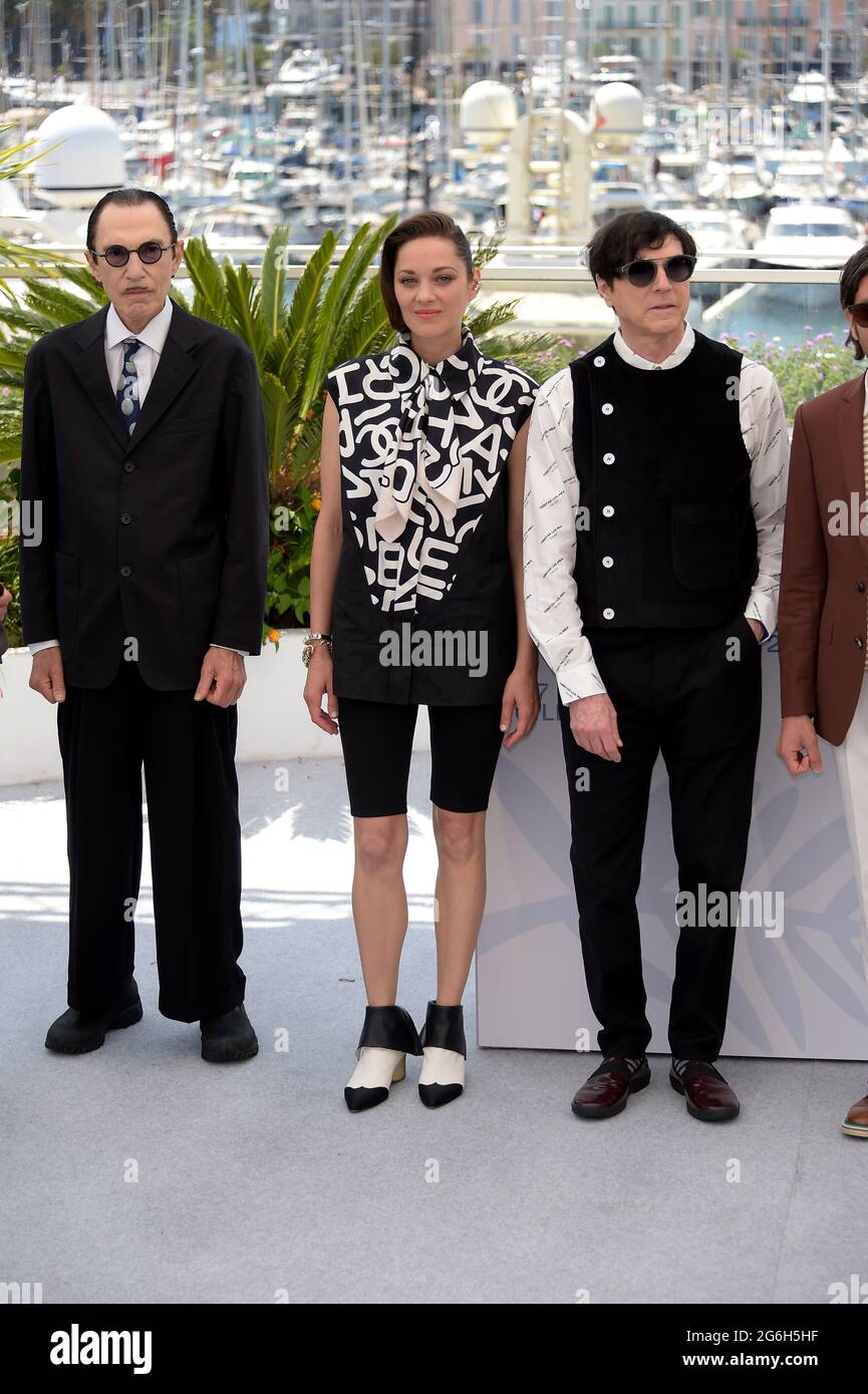 Cannes, Frankreich. Juli 2021. 74. Filmfestspiele von Cannes 2021, Fotocall Film : ‘Annette'. Im Bild: Marion Cotillard, The Sparks, Ron Mael, Russel Mael Credit: Independent Photo Agency/Alamy Live News Stockfoto