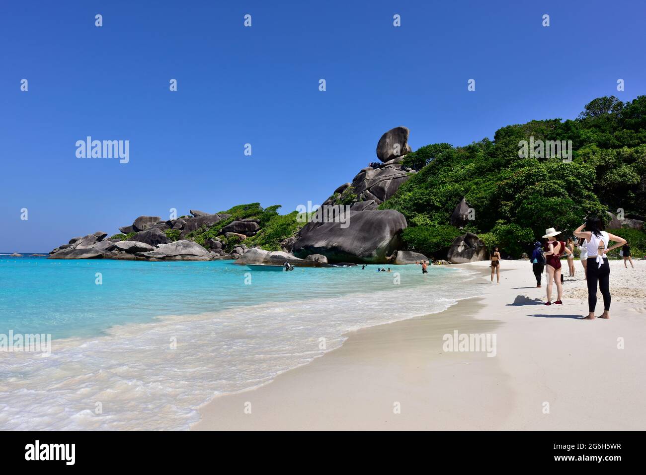 Wunderschöne Naturlandschaft mit himmelblauem Meeresgestein auf Similan Island Nr. 8, Similan National Park, Phang Nga, Thailand Stockfoto
