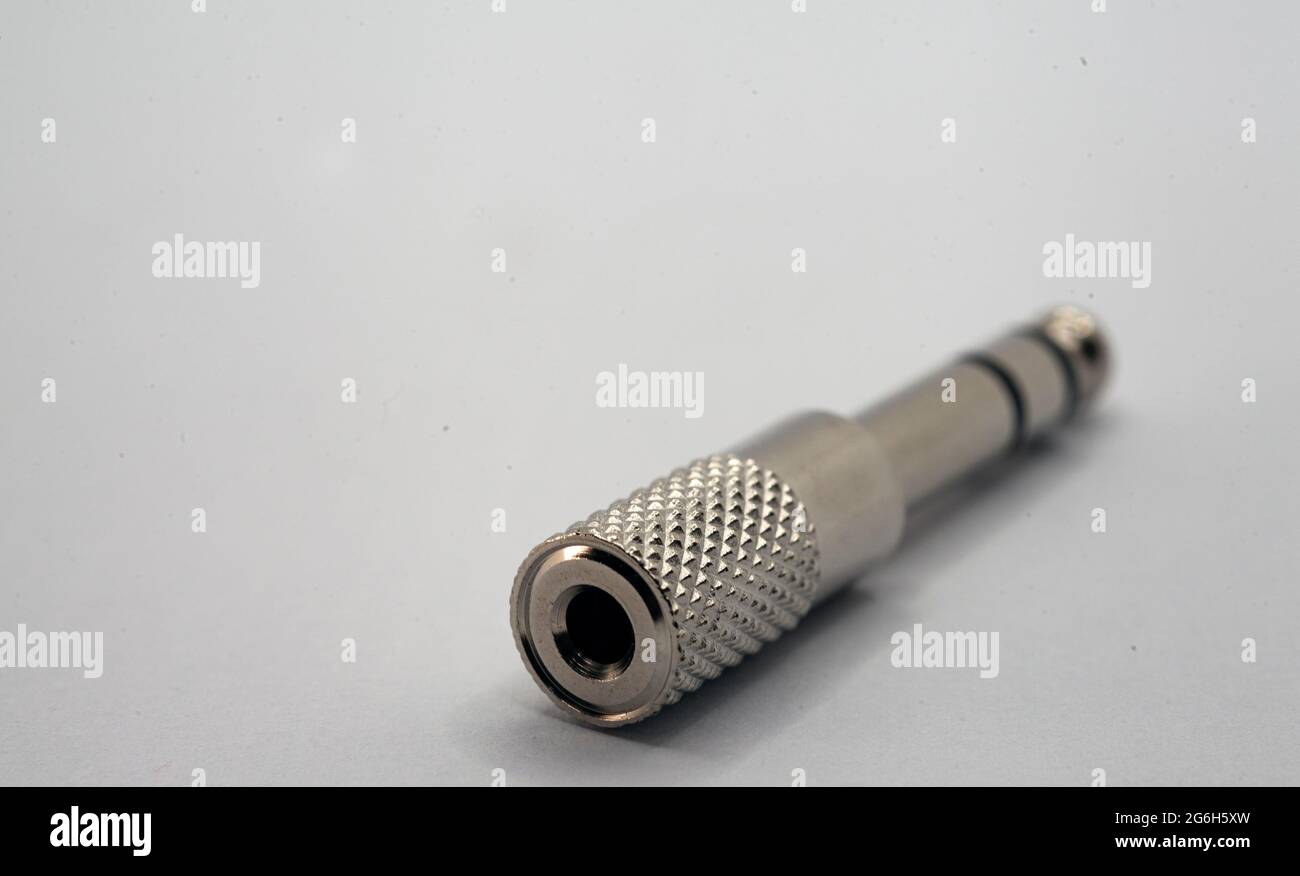 Stereo-Audio-Klinkenstecker-Konverter von 3.5 mm auf 6.5 mm isolierter weißer Hintergrund Stockfoto