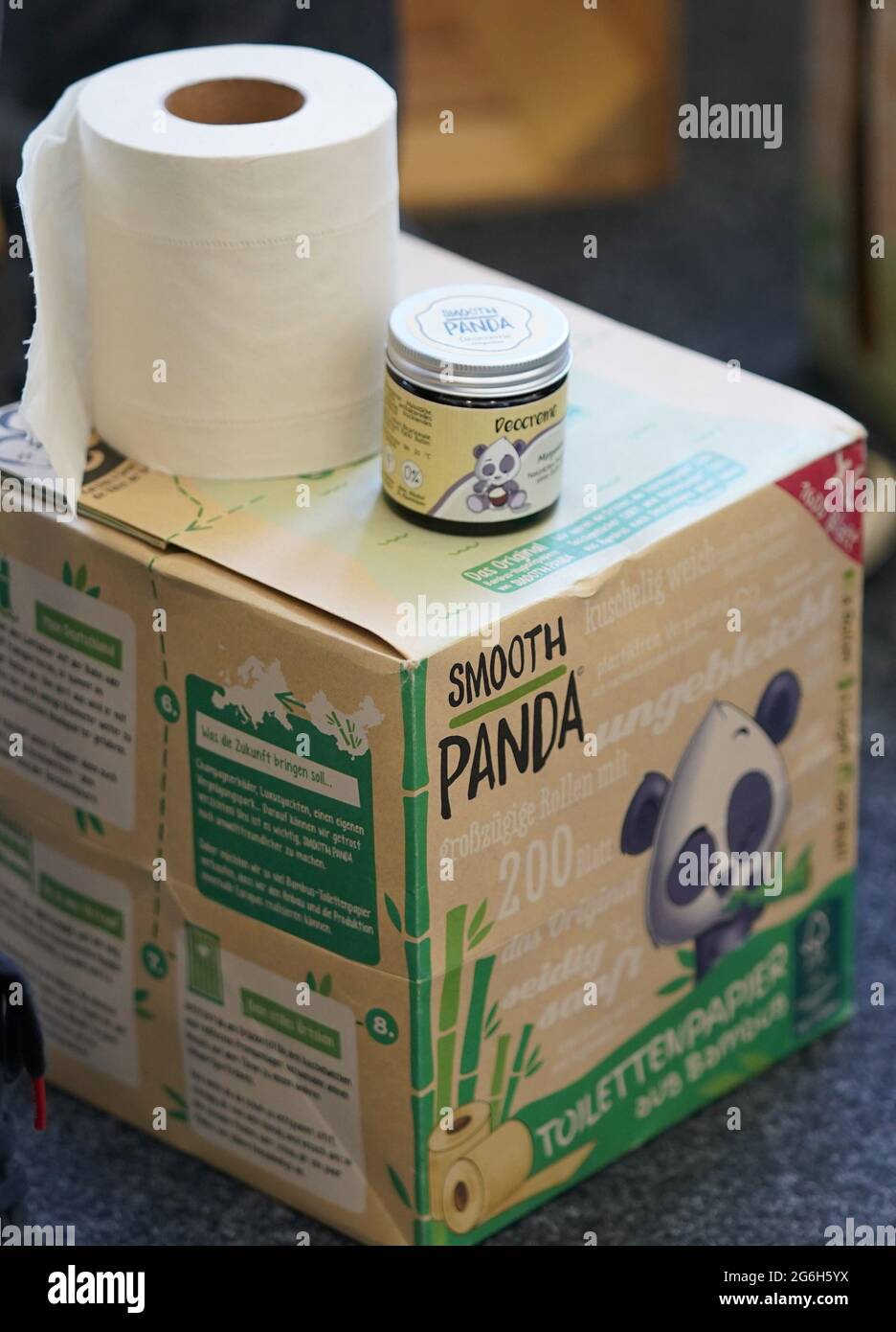 Reinfeld In Holstein, Deutschland. Juli 2021. Toilettenpapier von 'Smooth  Panda' steht am Firmensitz der Improving Earth GmbH. Das junge Unternehmen  verkauft unter der Marke „Smooth Panda“ Nasentücher und Küchenpapier sowie  zahlreiche weitere