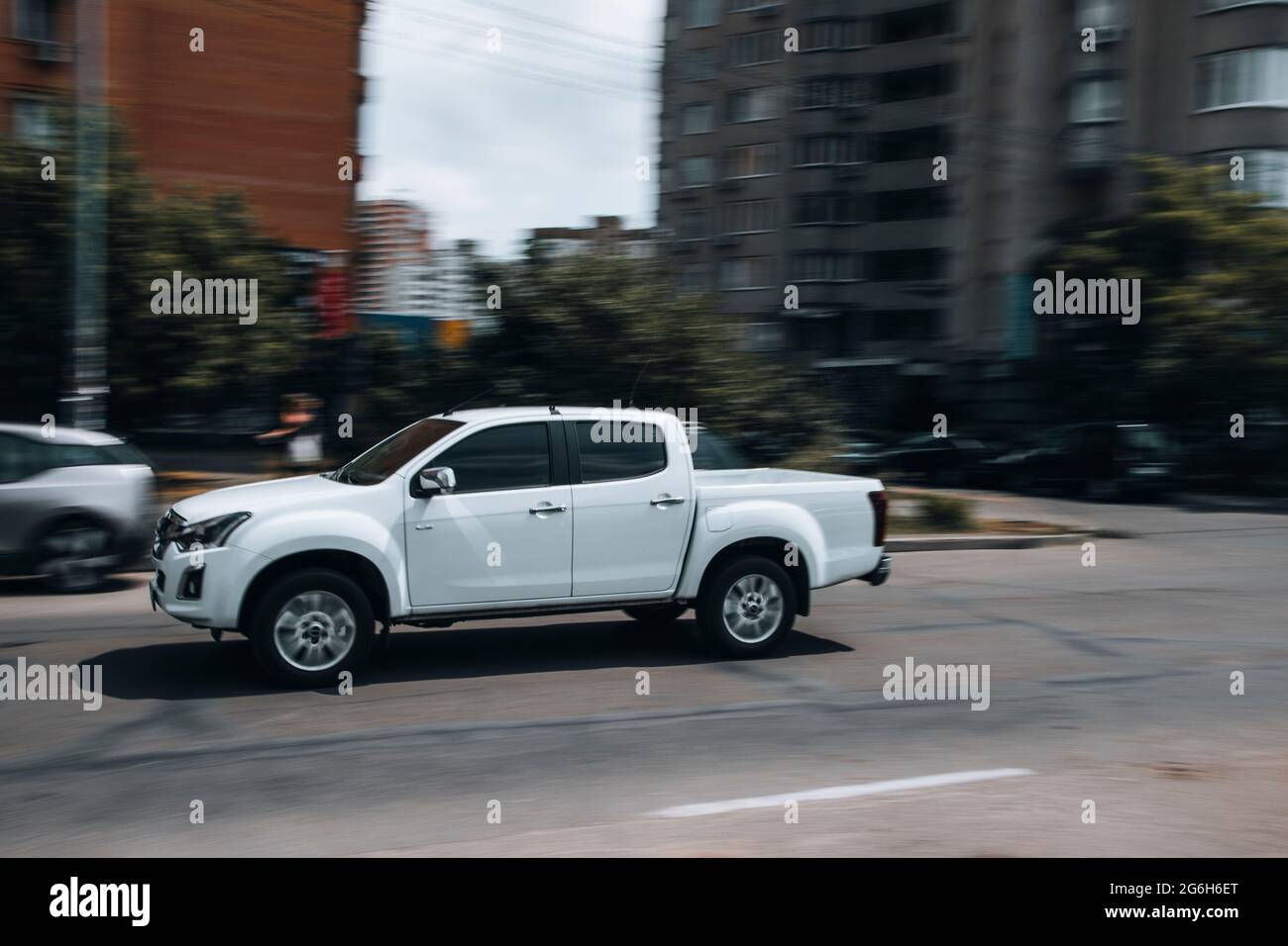 Ukraine, Kiew - 27. Juni 2021: Weißes Isuzu D-Max-Auto fährt auf der Straße. Redaktionell Stockfoto