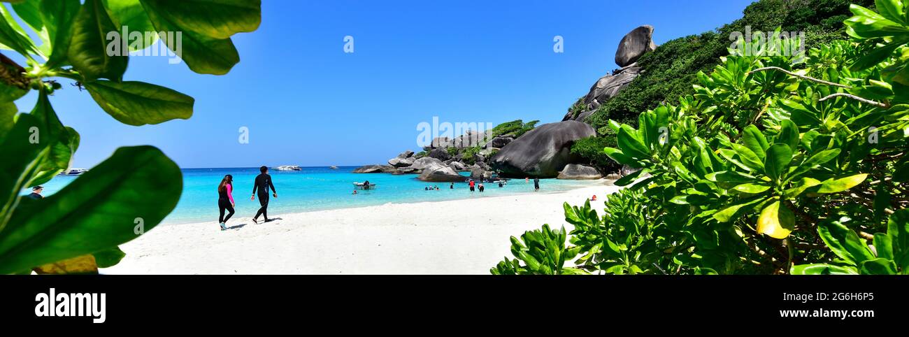 Panorama-Seesicht von himmelblauem Meeresgestein auf Similan Island Nr. 8, Similan National Park, Phang Nga, Thailand Stockfoto