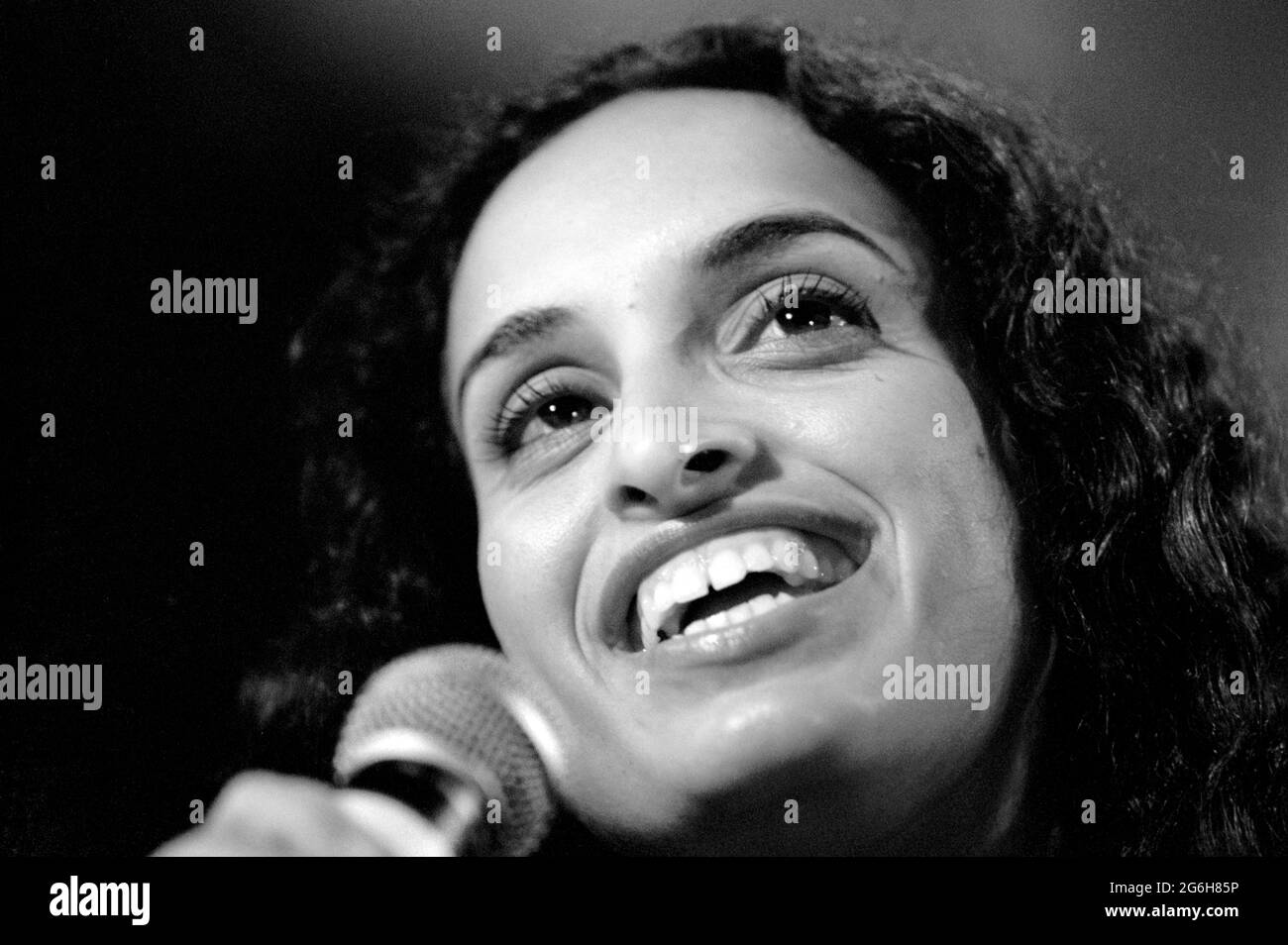 Mailand Italien 1998-02-17: Noa während der Fotosession vor dem Live-Konzert bei den Montecarlo-Nächten auf der Bühne Stockfoto