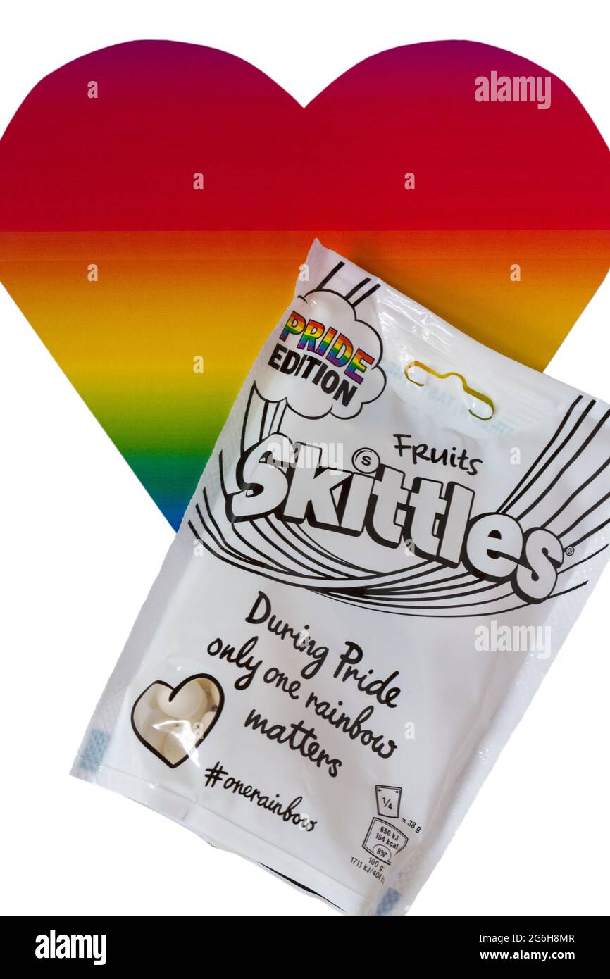 Paket mit Pride Edition Fruits Skittles Bonbons während der Pride zählt nur ein Regenbogen mit einem regenbogenfarbenen Herz, das auf weißem Hintergrund 2021 gesetzt ist Stockfoto