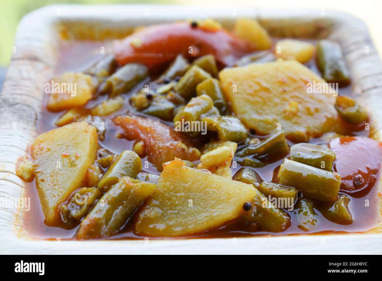 Indisches Essen Beilage Aloo Beans KI Sabji aus Kartoffeln, Tomaten und französischen Bohnen Gemüse. Beilage Sabzi indian Stockfoto