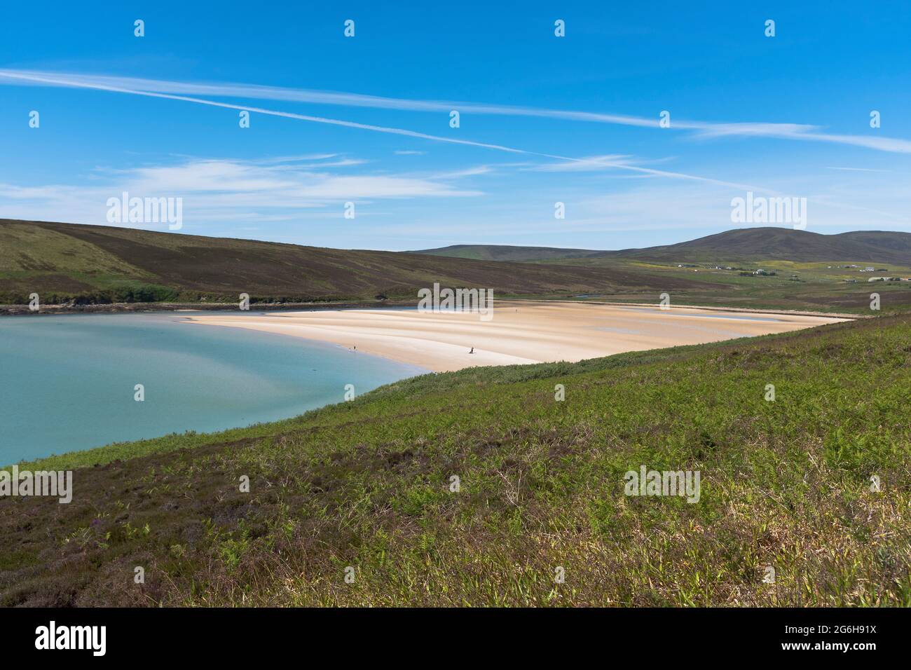 dh Waulkmill Bay ORPHIR ORKNEY Familie am einsamen Strand blaues Meer Himmel Sommer Sandstrände Menschen Ufer abgelegenen schottischen Küste Stockfoto