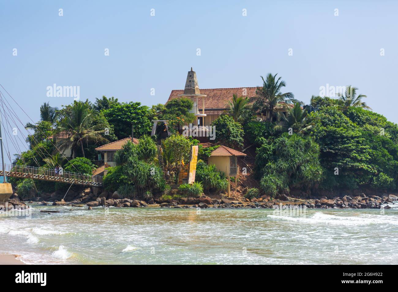 Eine kleine Insel in Strandnähe am Meer. Stockfoto