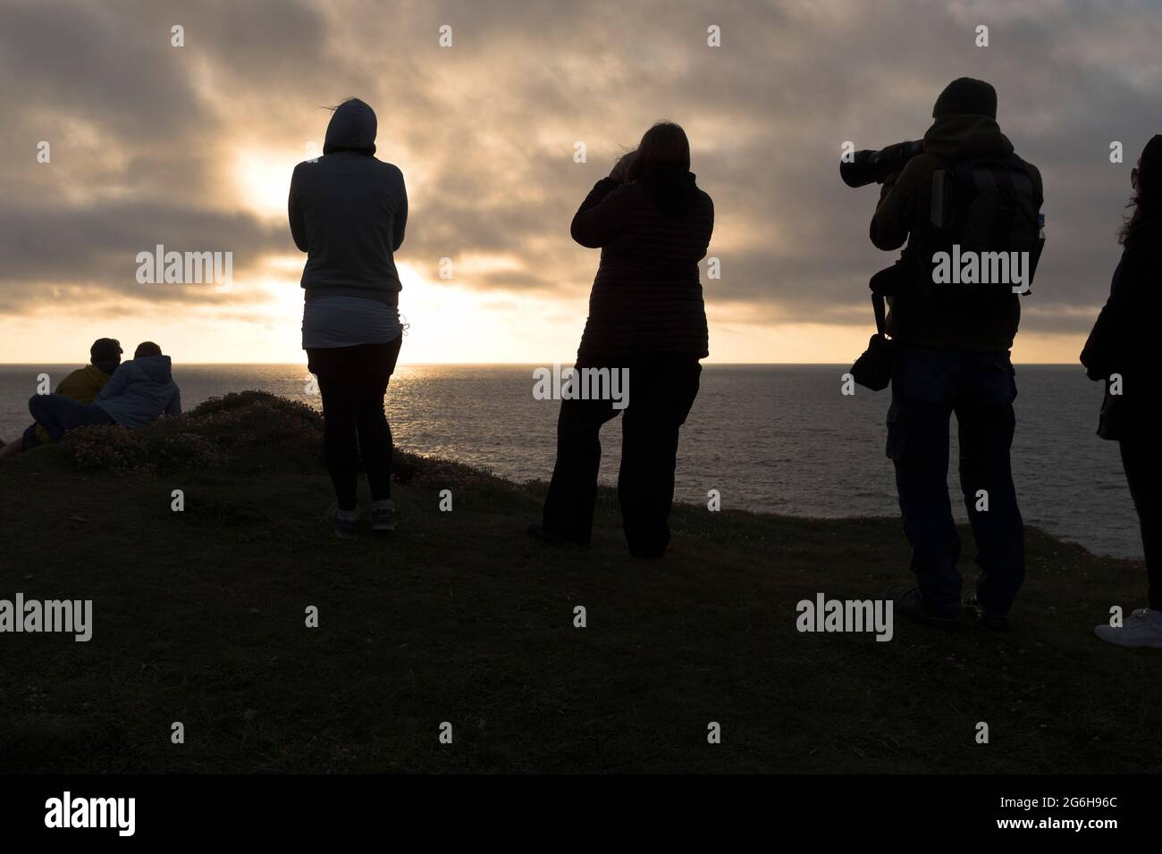 dh BIRSAY ORKNEY Menschen am seacliff Orca beobachten und fotografieren Killerwale Orcas uk Whale Watchers Group schottland Stockfoto