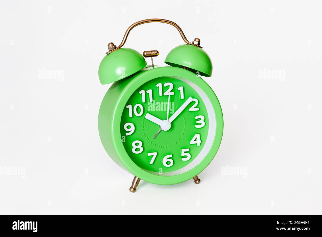 Ein Wecker im traditionellen Stil mit zwei isolierten Glocken auf weißem Hintergrund und einem Beschneidungspfad Stockfoto