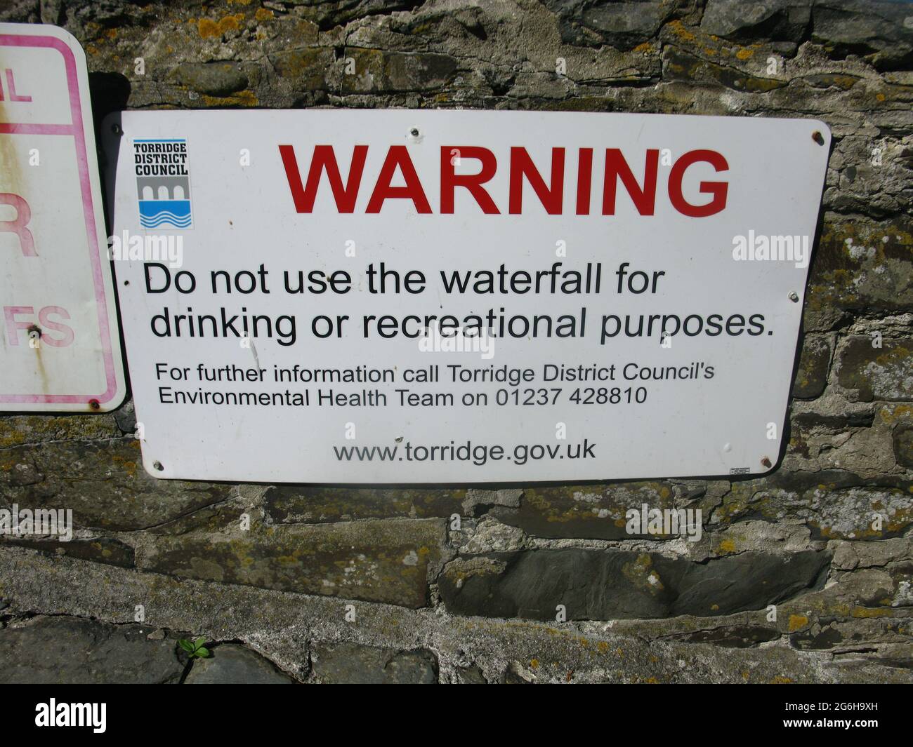 Warnung Trinken Sie kein Wasser vom Wasserfallschild. Buck's Mills. Südwestküstenweg. North Devon. West Country. England. VEREINIGTES KÖNIGREICH Stockfoto