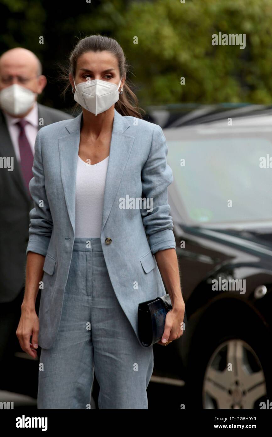 Madrid, Spanien; 06.07.2021.- für eine Veranstaltung, die von Abertis und UNICEF organisiert wurde, präsentiert Queen Letizia einen blauen Leinenanzug von Adolfo Domínguez, der perfekt für hohe Temperaturen geeignet ist, bestehend aus caprihosen und einem langen Blazer mit einem einzigen Knopf, Die ungeknöpfte und aufgerollte Ärmel kombiniert sie mit einem schlichten weißen Oberteil, einem Basic mit V-Ausschnitt, Schuhen, die Haut und Schlangenhaut in Marineblau kombinieren, und einer passenden Tasche. Wie für Schmuck, die Reifenkohrringe in Weißgold, Diamanten und Aquamarine von Bulgari. Karen Hallams Ring. Das Arbeitstreffen mit den Mitgliedern der Geschäftsleitung t Stockfoto