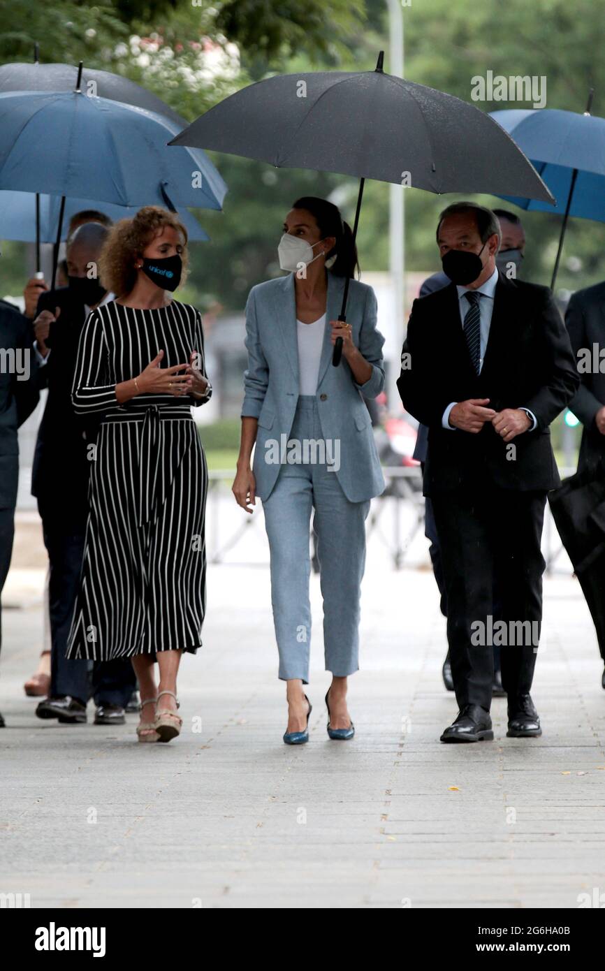 Madrid, Spanien; 06.07.2021.- für eine Veranstaltung, die von Abertis und UNICEF organisiert wurde, präsentiert Queen Letizia einen blauen Leinenanzug von Adolfo Domínguez, der perfekt für hohe Temperaturen geeignet ist, bestehend aus caprihosen und einem langen Blazer mit einem einzigen Knopf, Die ungeknöpfte und aufgerollte Ärmel kombiniert sie mit einem schlichten weißen Oberteil, einem Basic mit V-Ausschnitt, Schuhen, die Haut und Schlangenhaut in Marineblau kombinieren, und einer passenden Tasche. Wie für Schmuck, die Reifenkohrringe in Weißgold, Diamanten und Aquamarine von Bulgari. Karen Hallams Ring. Das Arbeitstreffen mit den Mitgliedern der Geschäftsleitung t Stockfoto