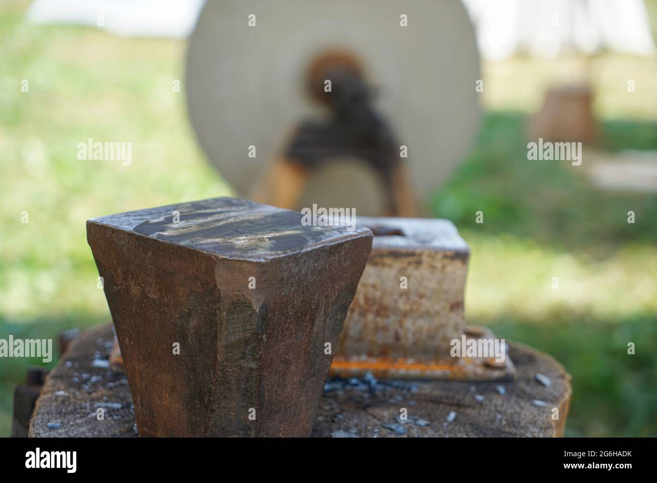 Kunstvoll gearbeitete schmiedeeiserne Arbeiten an Gebäuden in Deutschland, Bayern Stockfoto