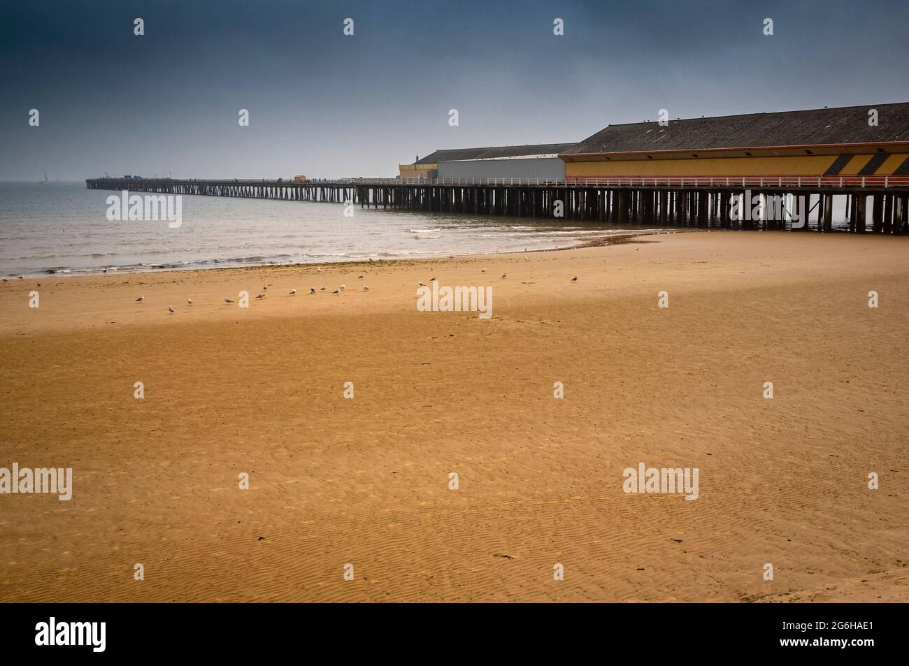 Empty Beach am Walton Pier, Walton-on-the-Naze, Essex, England - 15. August 2020 Stockfoto