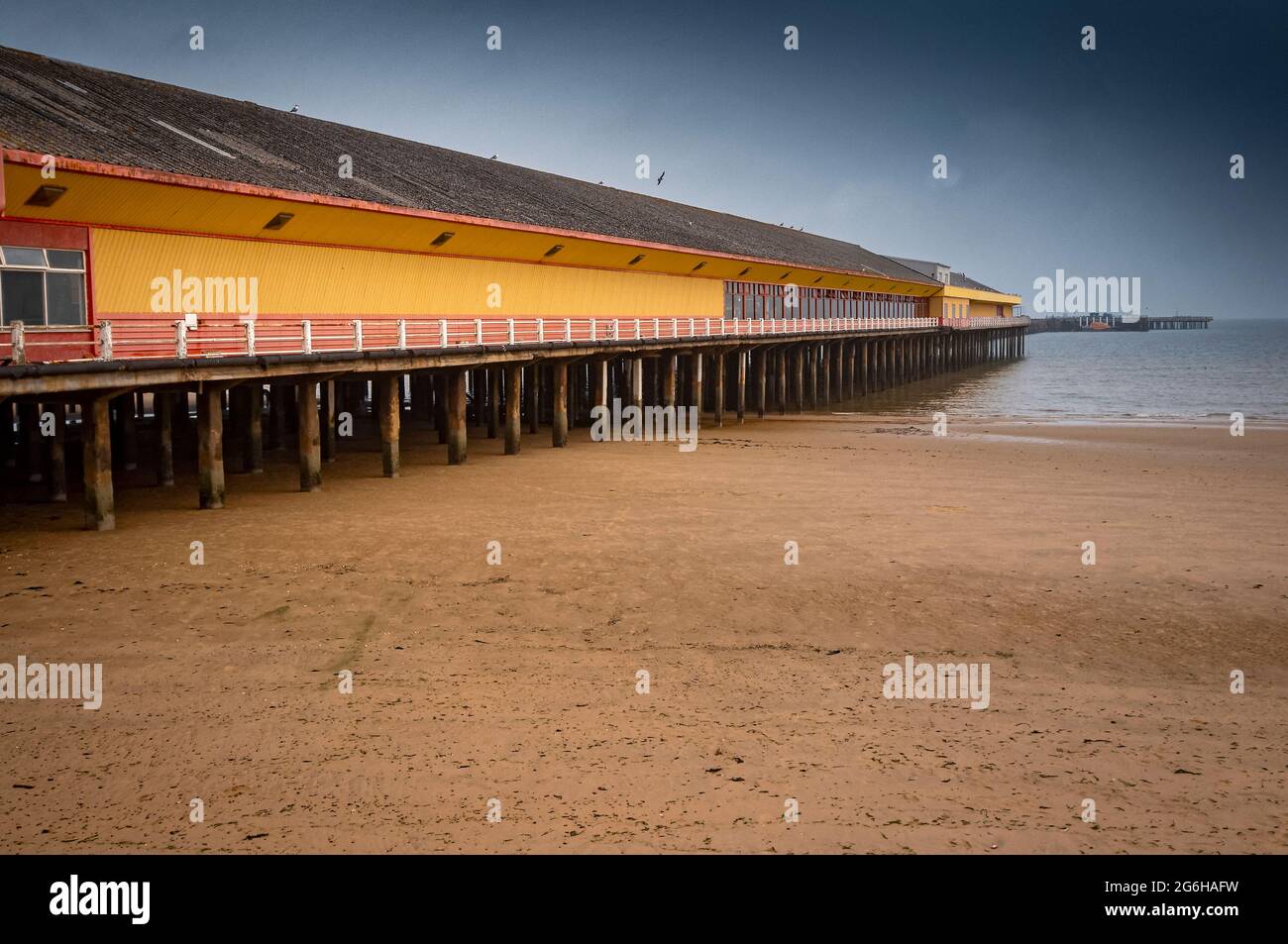 Empty Beach am Walton Pier, Walton-on-the-Naze, Essex, England - 15. August 2020 Stockfoto
