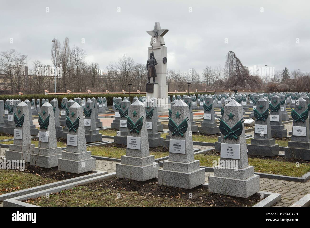 Sowjetisches Kriegsdenkmal auf dem Friedhof Olšany in Prag, Tschechische Republik. Auf der vom tschechischen Architekten Karel Beneš entworfenen Steinsäule, umgeben von Gräbern sowjetischer Soldaten, die in den letzten Tagen des Zweiten Weltkriegs gefallen und nach dem Krieg gestorben sind, befinden sich zwei Bronzestatuen von Soldaten der Roten Armee, die der tschechische Bildhauer Jaroslav Brůha (1945) entworfen hat. Gräber sowjetischer Solder sind nach den Restaurierungsarbeiten, die von Sommer 2020 bis Frühjahr 2021 stattfanden, abgebildet. Stockfoto