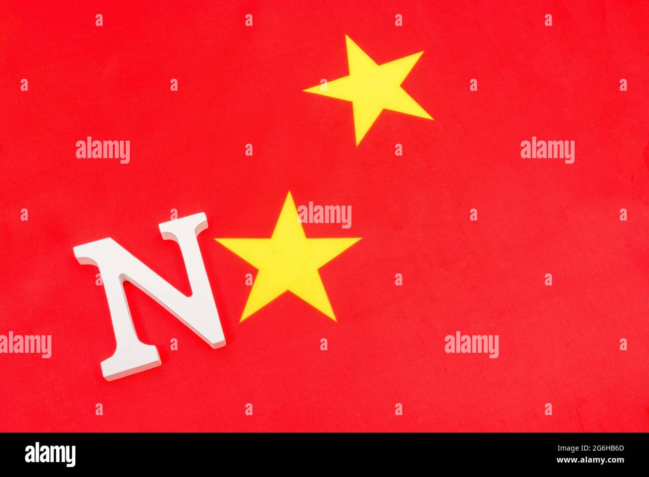 China-Flagge aus Stoff + 'N' und gelber Stern mit „Nein“. Für Australien und Indien China Boykott & Sanktionen, China Menschenrechte, Philippinen China Widerstand Stockfoto