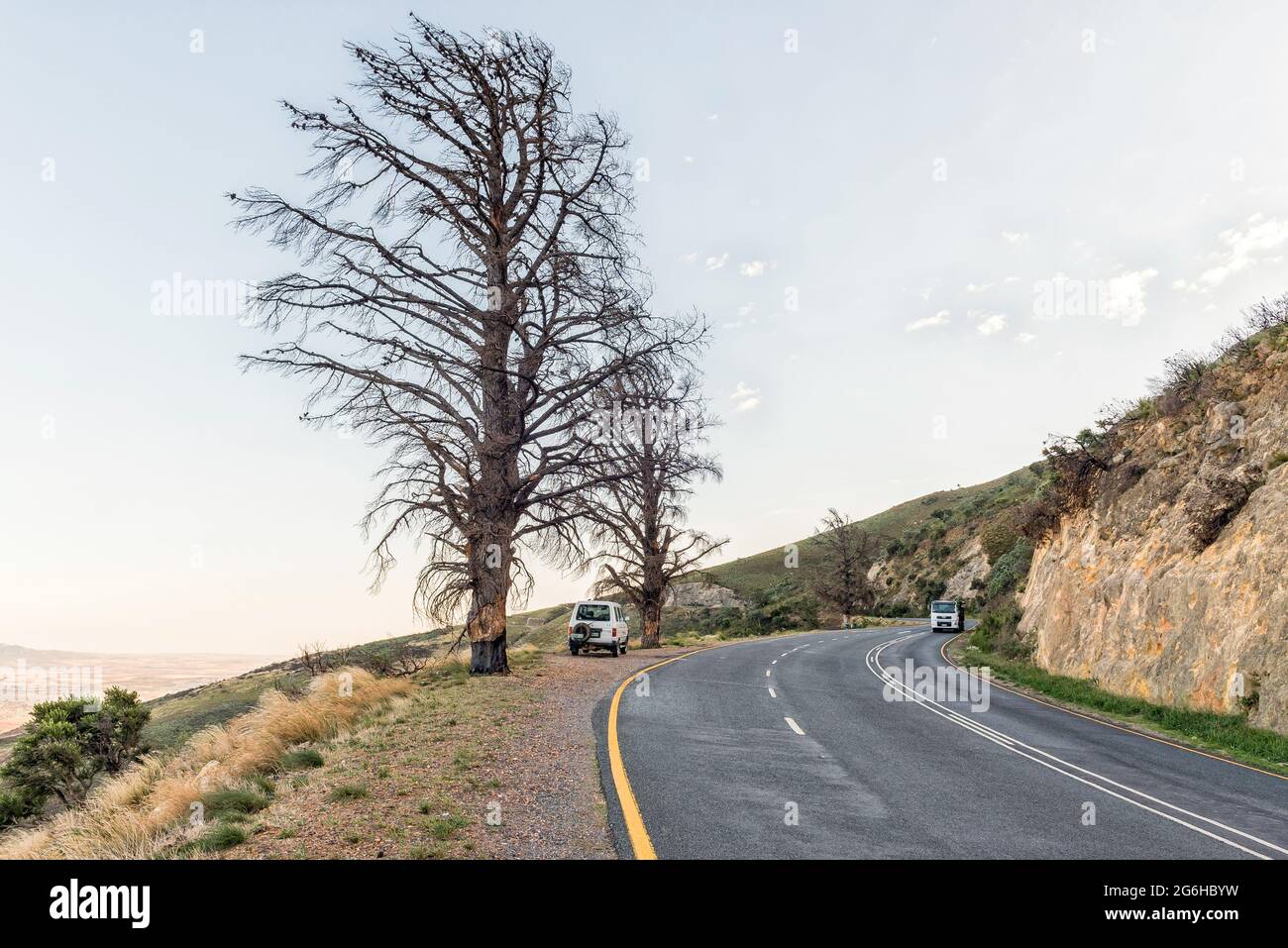 PAARL, SÜDAFRIKA - 20. APRIL 2021: Blick auf den Du Toitskloof Pass auf der Straße R101 in der Nähe von Paarl in der Provinz Western Cape. Fahrzeuge und tote Bäume sind Stockfoto