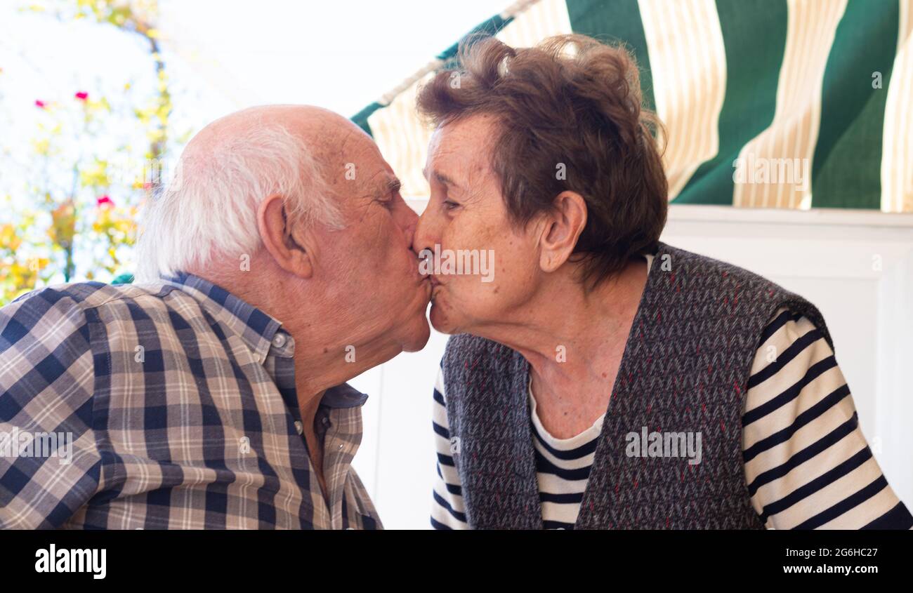 Gealtertes Paar in der Liebe, das sich küsst Stockfoto