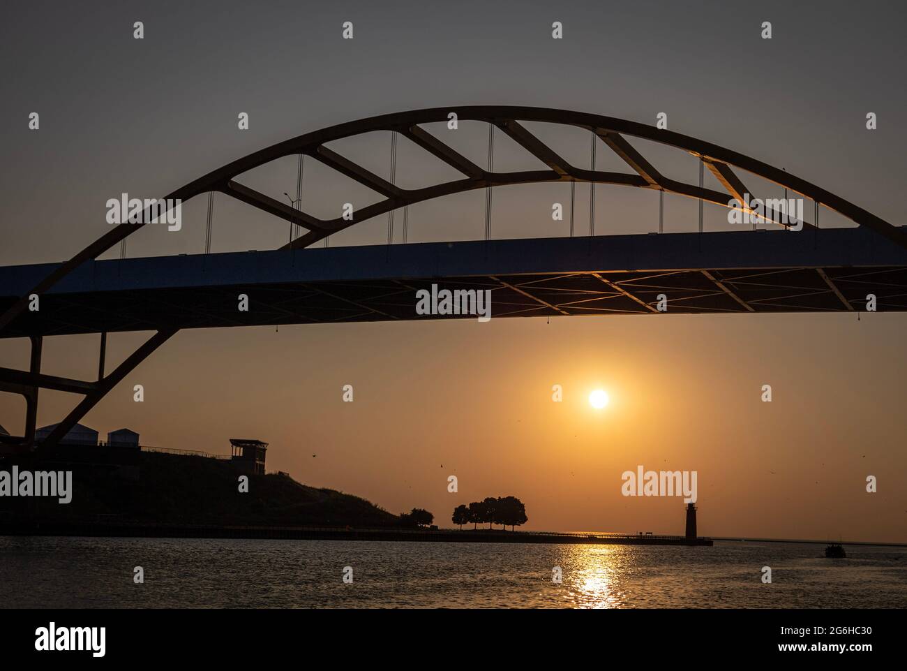 Lake Michigan mit Blick auf die Hoan Bridge Stockfoto