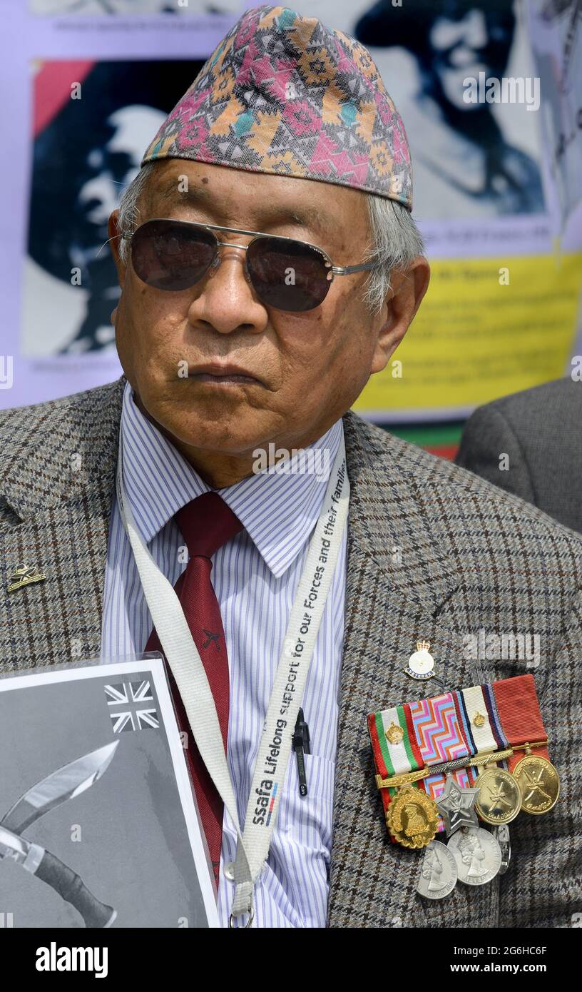 London, Großbritannien. Veteran Gurkha Soldat bei einem Protest auf dem Parliament Square und forderte Anerkennung für Gurkhas, die in der britischen Armee gedient haben. Juli 2 Stockfoto