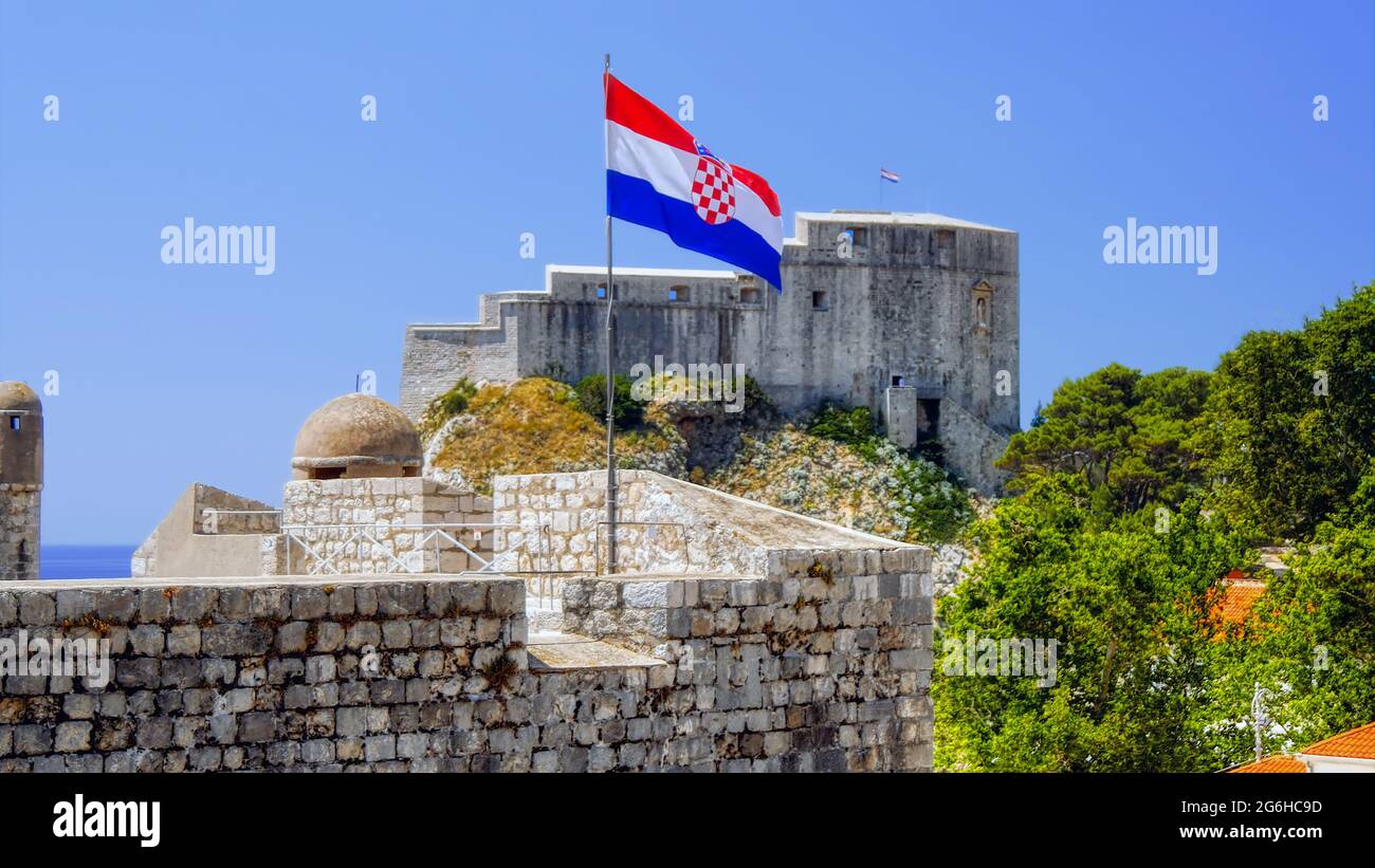 Die Mauern von Dubrovnik sind eine Reihe von Verteidigungsmauern aus Stein, die die Stadt Dubrovnik im Süden Kroatiens umgeben. Stockfoto
